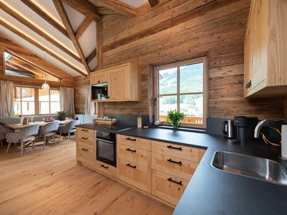 Hüttendorf - PLZ 5672 (Österreich) - Küche Wohnraum - Chalet Lois - Hotel Dorfer