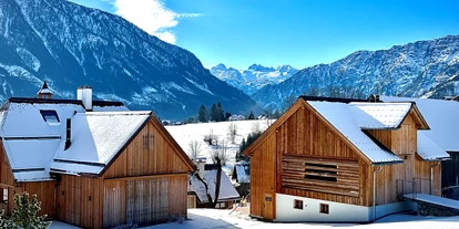 Hüttendorf - Ausseerland - Salzkammergut - Das Schmiedgut in der Wintersonne Richtung Dachstein - rechts die Scheune, in die wir ein superfeines Loft hineingebaut haben, links die Halle mit geschlossenen Jalousien: geöffnet geben sie den Blick auf den Loser frei - Schmiedgut Bad Aussee