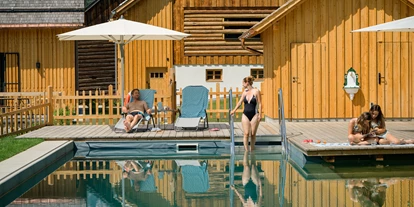 Hüttendorf - Ausseerland - Salzkammergut - Nach dem Wandern oder Mountainbiken hinein in den hauseigenen Schwimmteich!  - Schmiedgut Bad Aussee