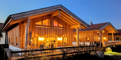Hüttendorf - Parkplatz direkt an der Hütte - 5***** Chalet Wegwarte & Chalet Sonnenhut - Inser Hof - Hüttenleben Bayern