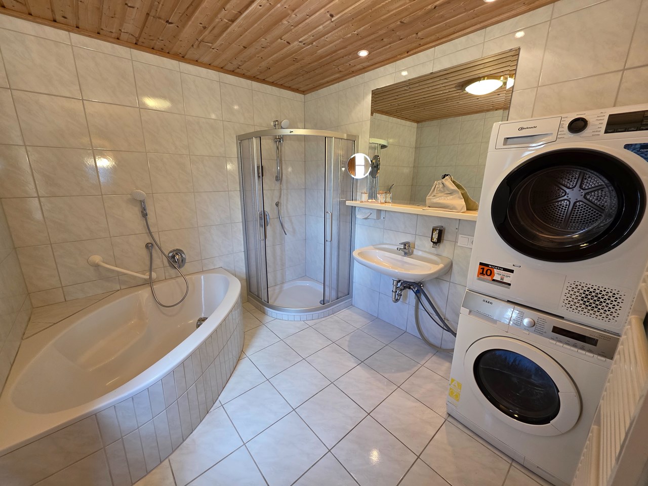 Beim Rauter – Emberger Alm Hütten im Detail Badezimmer 1