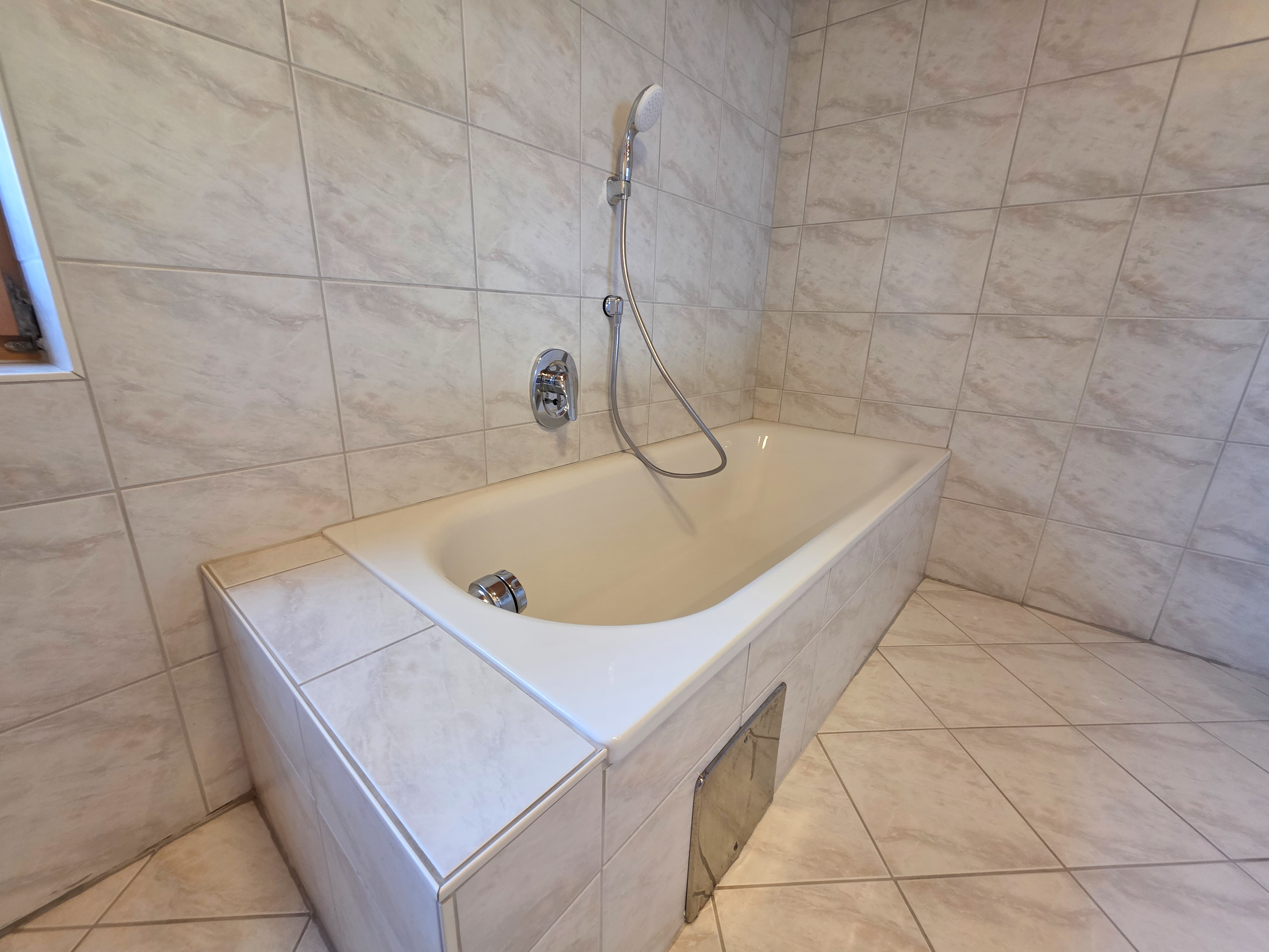 Chalet: Badezimmer 2 im 1. Stock – Badewanne - Beim Rauter – Emberger Alm - Innen