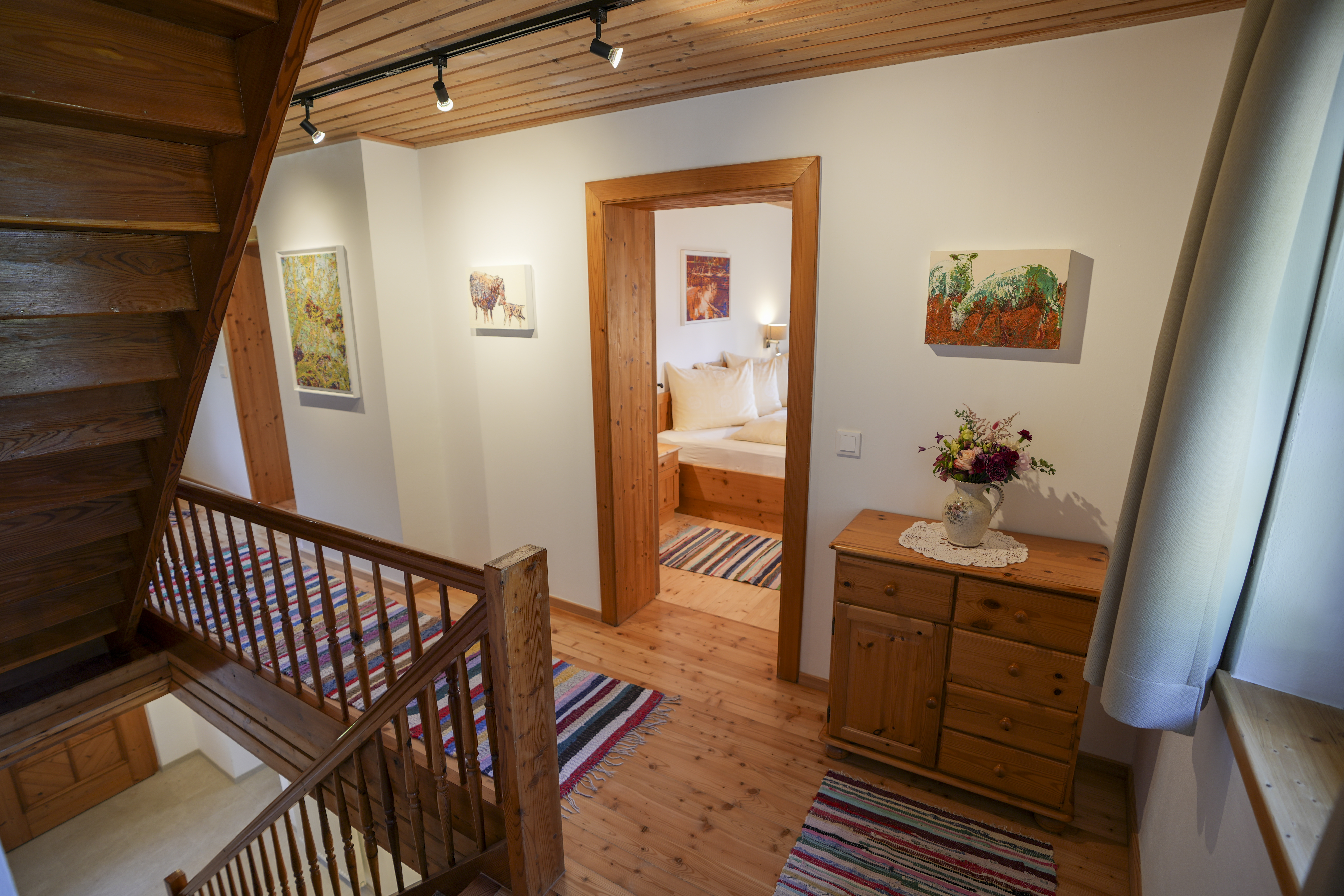 Chalet: Stiegenaufgang im 1. Stock mit Galerie - Beim Rauter – Emberger Alm - Innen