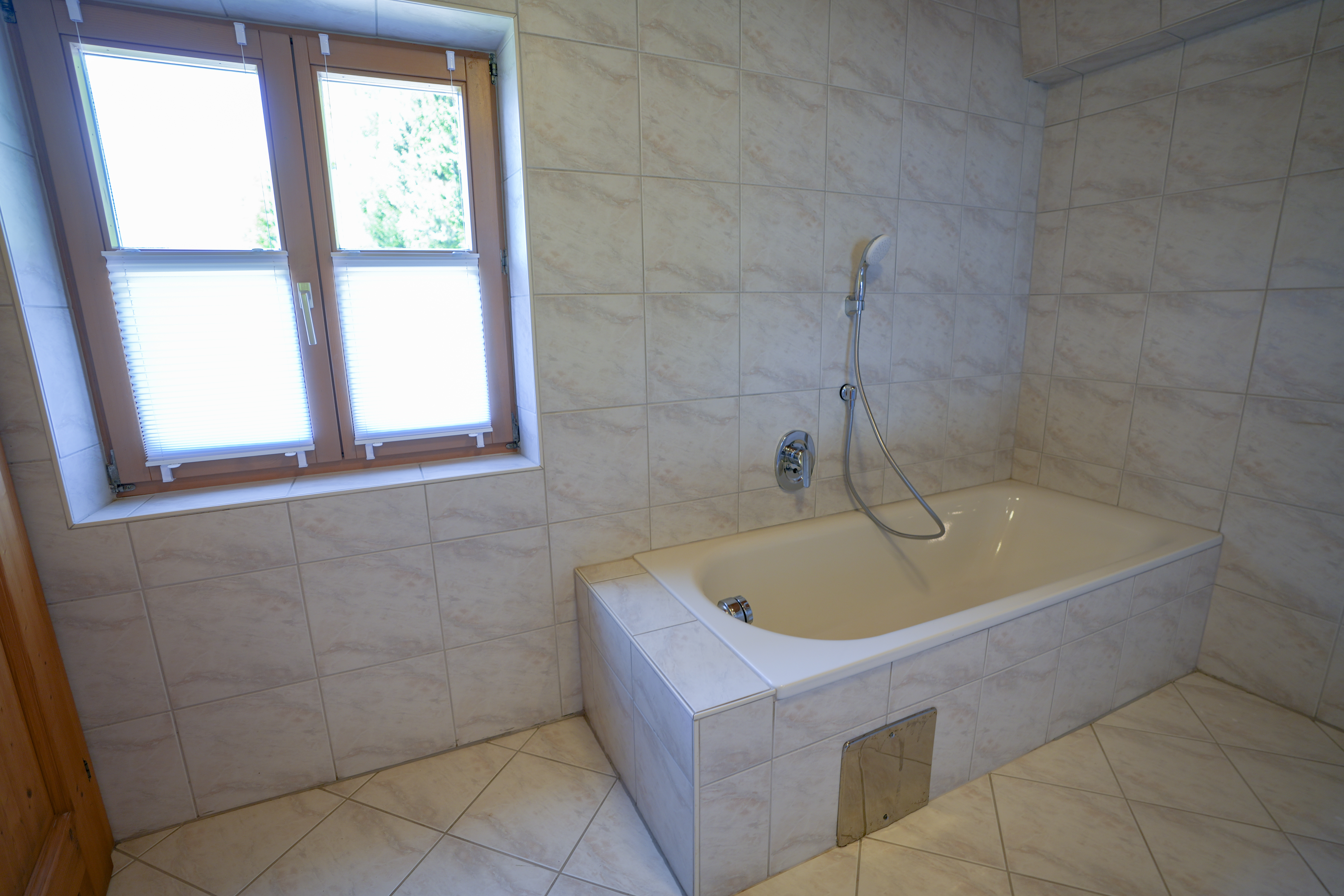 Chalet: Badezimmer 2, 1. Stock – Badewanne - Beim Rauter – Emberger Alm - Innen