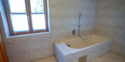 Hüttendorf - Chaletgröße: 8 - 10 Personen - Badezimmer 2, 1. Stock – Badewanne - Beim Rauter – Emberger Alm