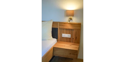 Hüttendorf - Chaletgröße: 8 - 10 Personen - Schlafzimmer 1 – Zimmerdetail - Beim Rauter – Emberger Alm