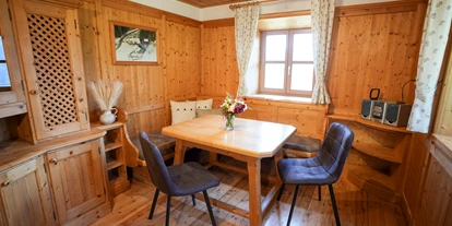 Hüttendorf - Chaletgröße: 8 - 10 Personen - Wohnzimmer – "Kärntner Stube" - Beim Rauter – Emberger Alm