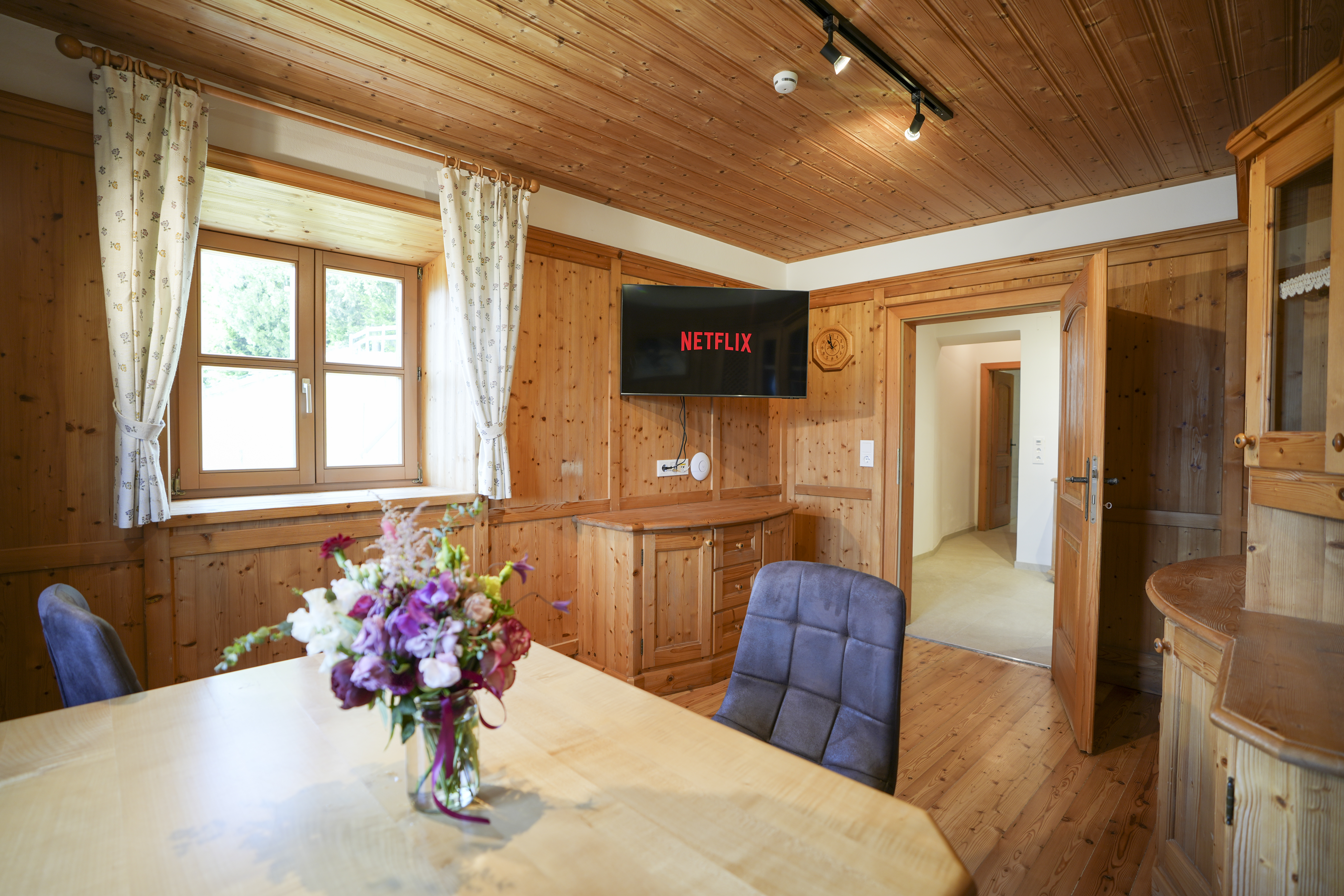 Chalet: Wohnzimmer – mit Smart-TV - Beim Rauter – Emberger Alm - Essen | Trinken, Innen, Wellness | Entspannen