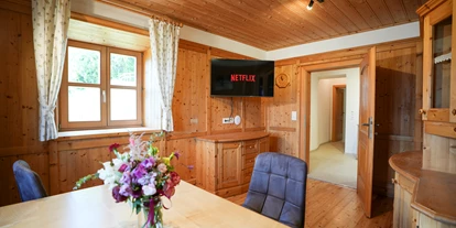 Hüttendorf - Chaletgröße: 8 - 10 Personen - Wohnzimmer – mit Smart-TV - Beim Rauter – Emberger Alm