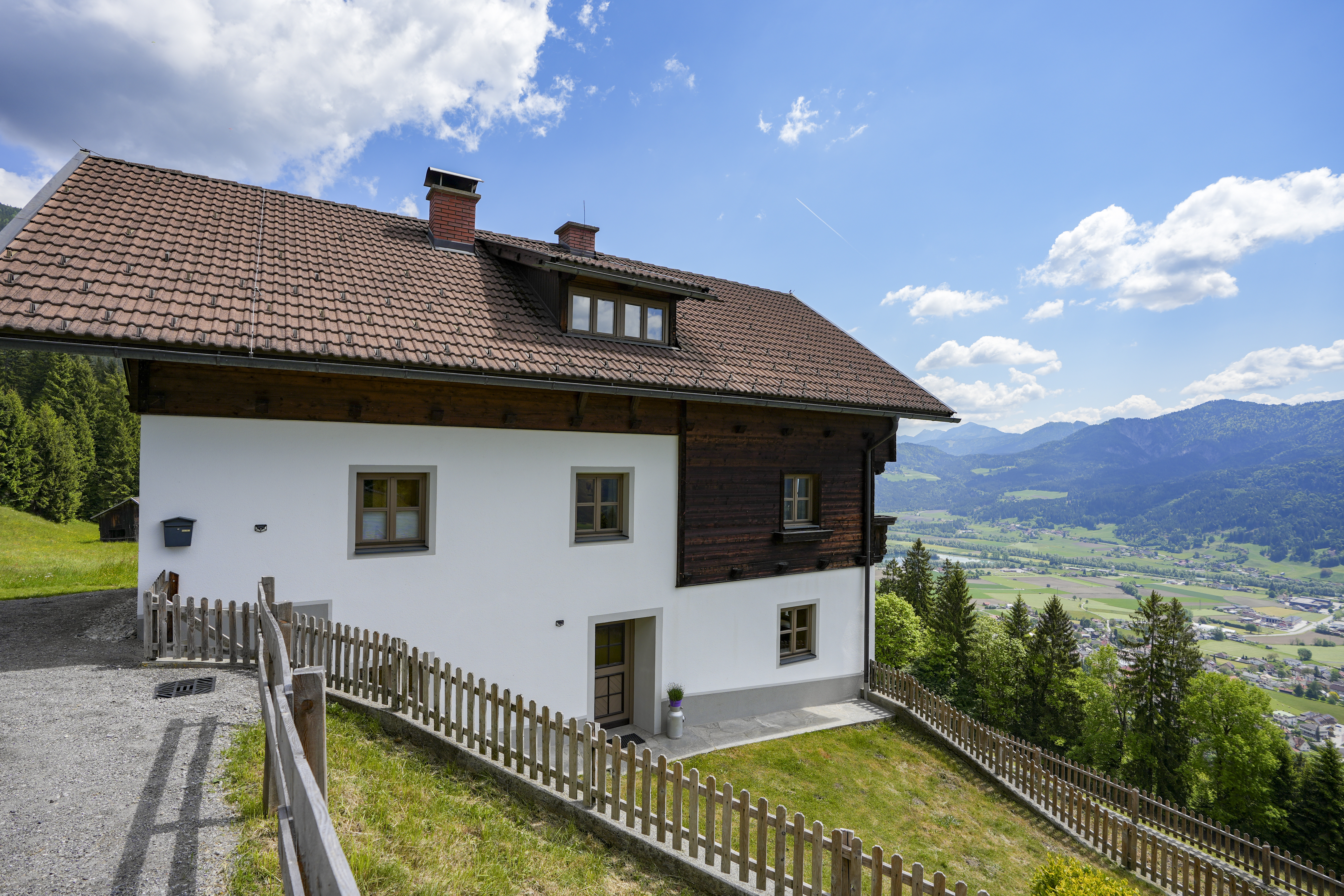 Chalet: Westansicht vom Haus mit Zufahrt - Beim Rauter – Emberger Alm - Außen, Umgebung