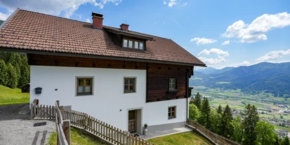 Hüttendorf - Chaletgröße: 8 - 10 Personen - Westansicht vom Haus mit Zufahrt - Beim Rauter – Emberger Alm