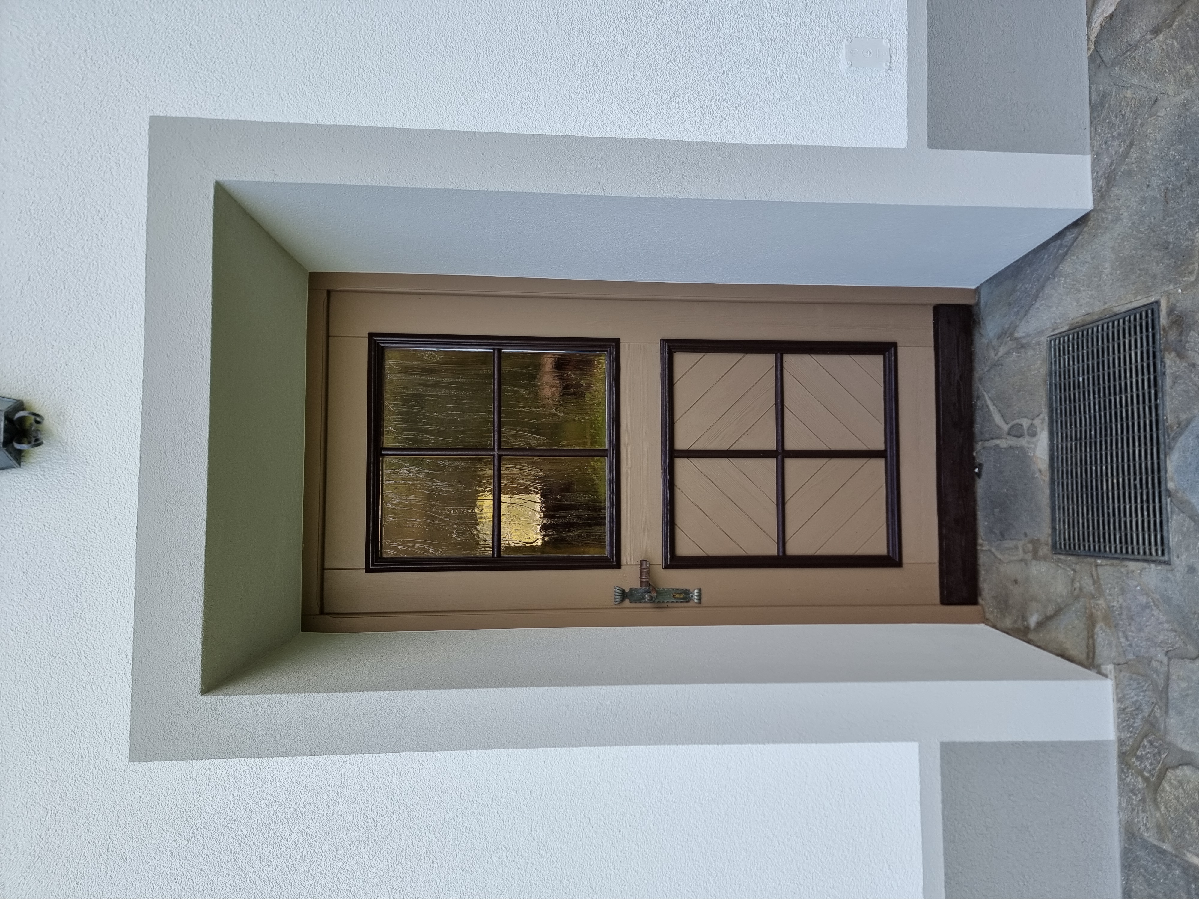 Chalet: Eingangstüre - Beim Rauter – Emberger Alm - Außen