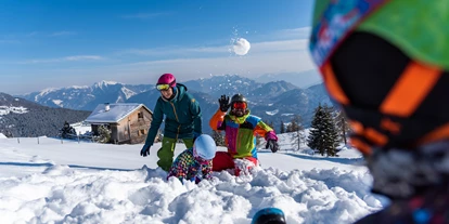 Hüttendorf - Chaletgröße: 8 - 10 Personen - Spielen im Schnee auf der Emberger Alm - Beim Rauter – Emberger Alm