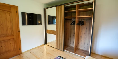 Hüttendorf - Chaletgröße: 8 - 10 Personen - Schlafzimmer 1 – Kleiderschrank und Smart-TV - Beim Rauter – Emberger Alm