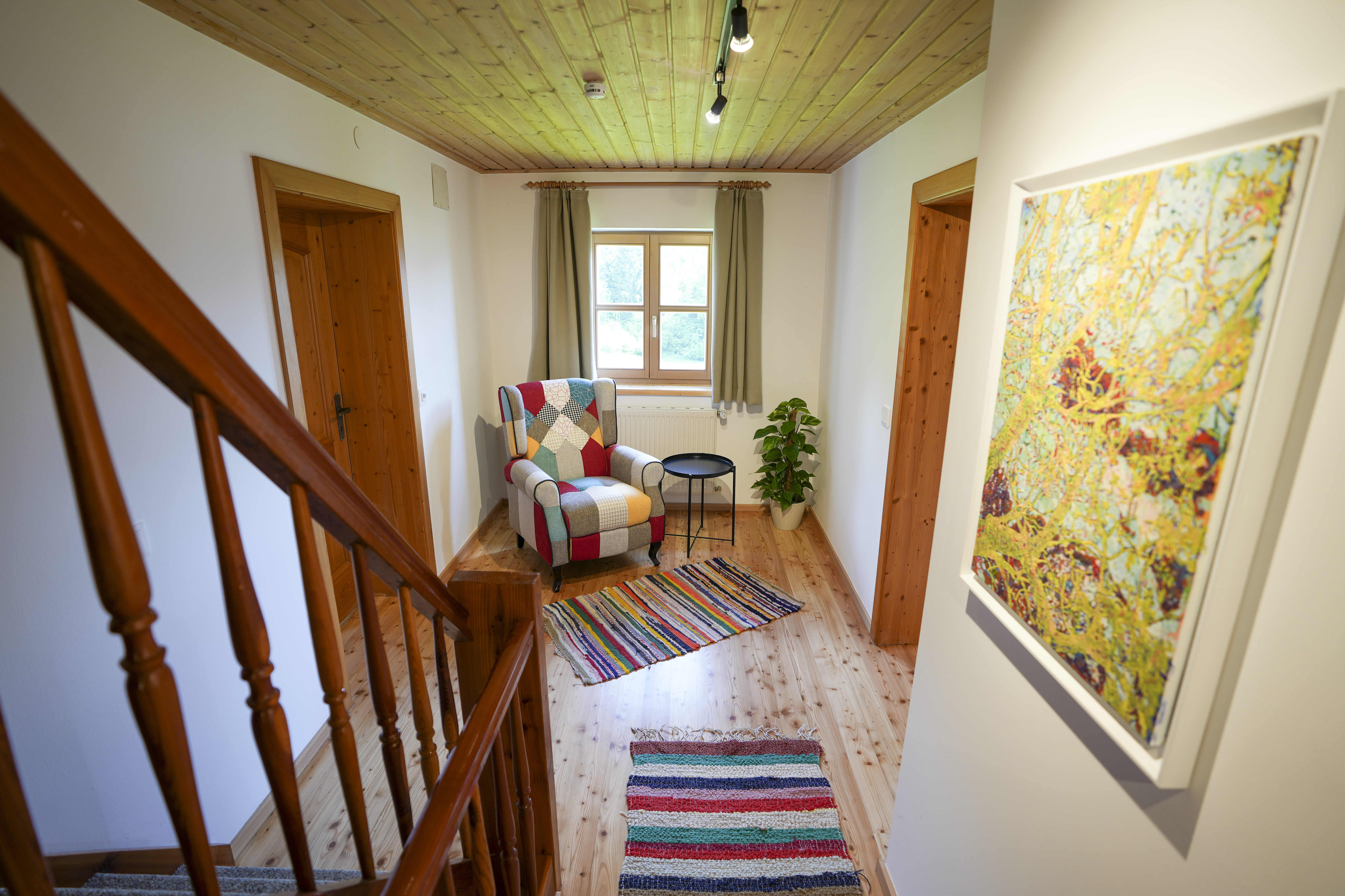 Chalet: Galerie und Lese-Ecke im 1. Stock - Beim Rauter – Emberger Alm - Innen, Wellness | Entspannen