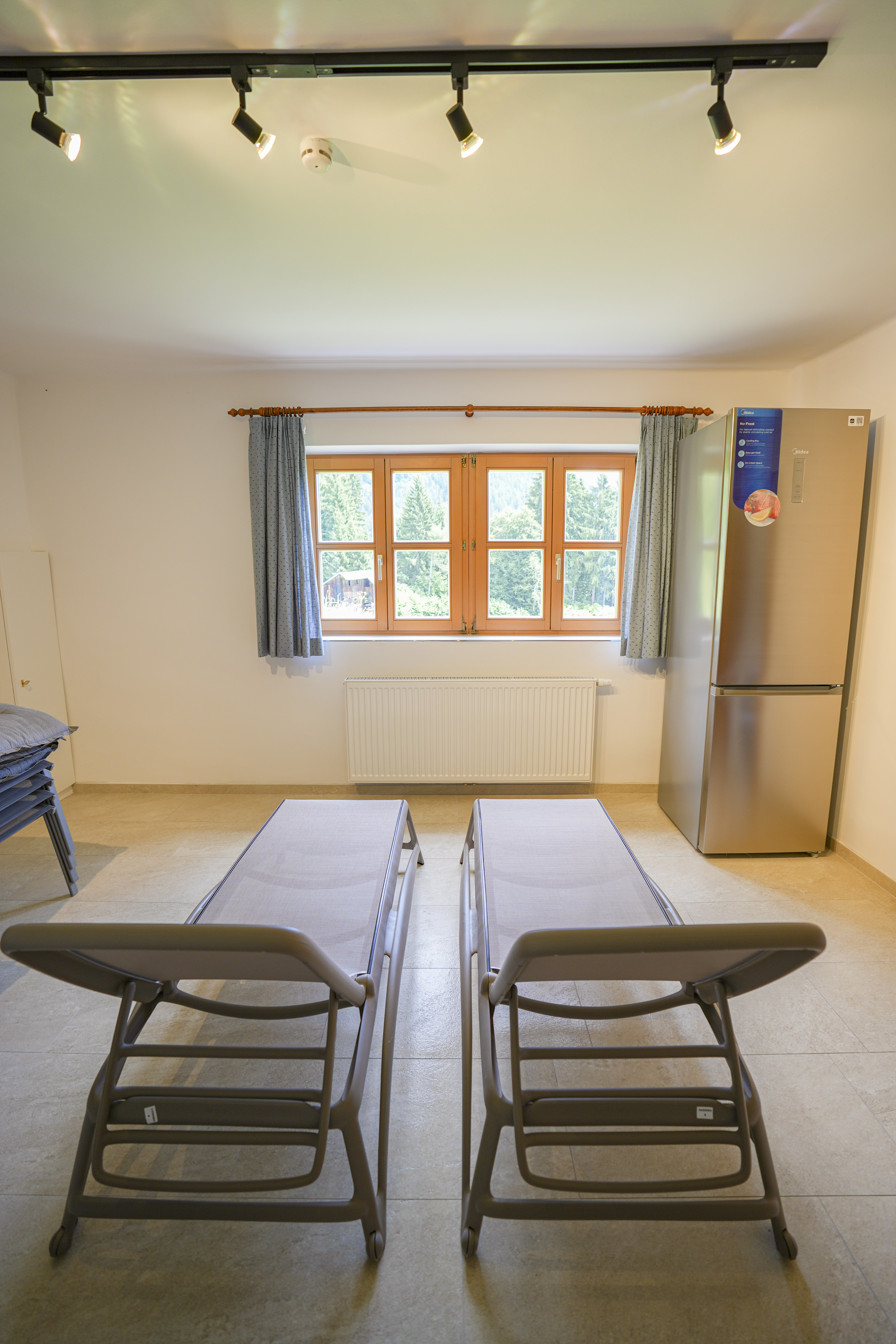 Chalet: Lagerraum mit Kühl- und Gefrierschrank, Sonnenliegen und Gartenbestuhlung - Beim Rauter – Emberger Alm - Innen, Wellness | Entspannen