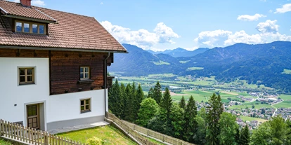 Hüttendorf - Chaletgröße: 8 - 10 Personen - Zufahrt von Westen mit Ausblick auf Greifenburg und den Weissensee - Beim Rauter – Emberger Alm