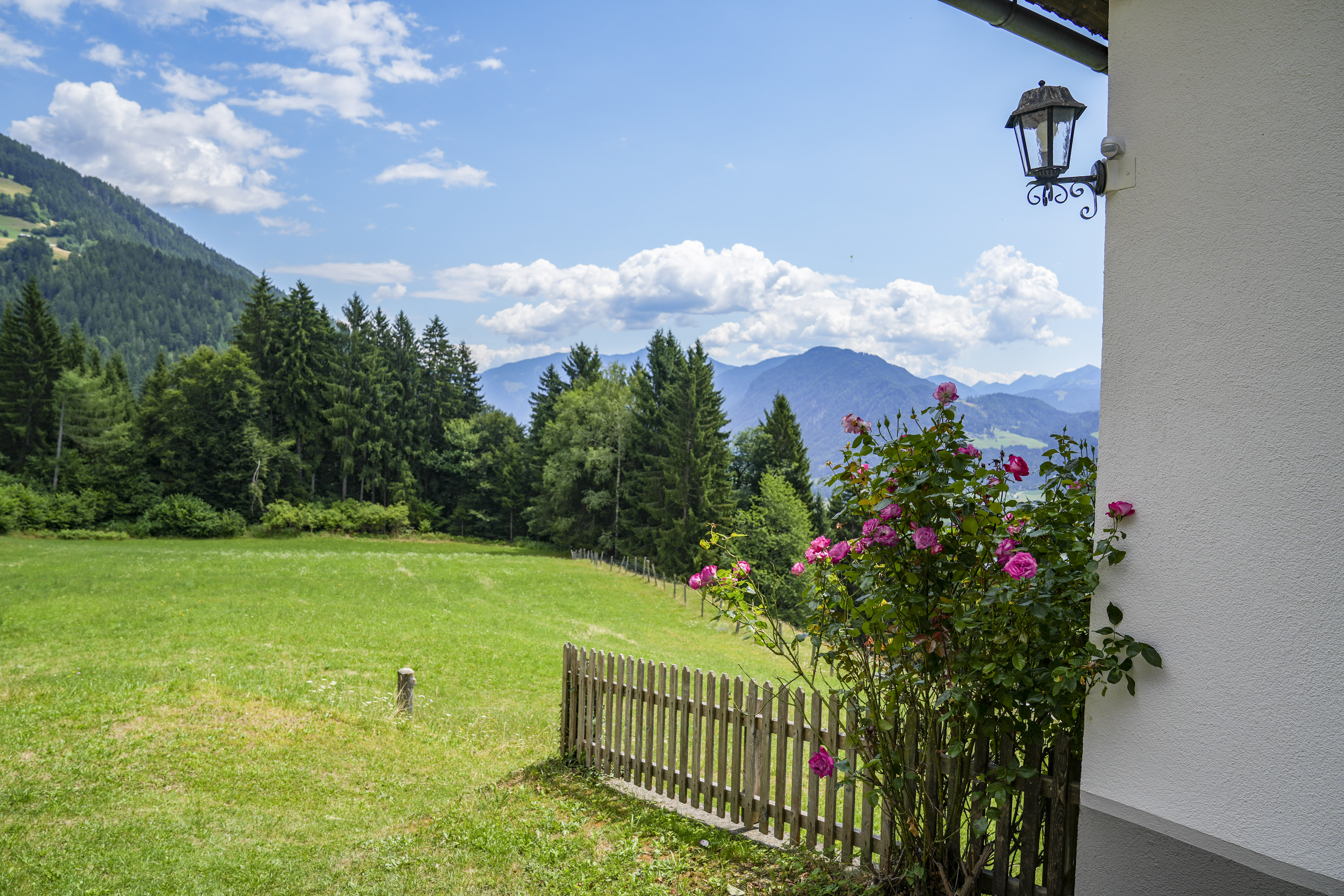 Chalet: Zugang zur Eingangstüre auf der Ostseite - Beim Rauter – Emberger Alm - Außen