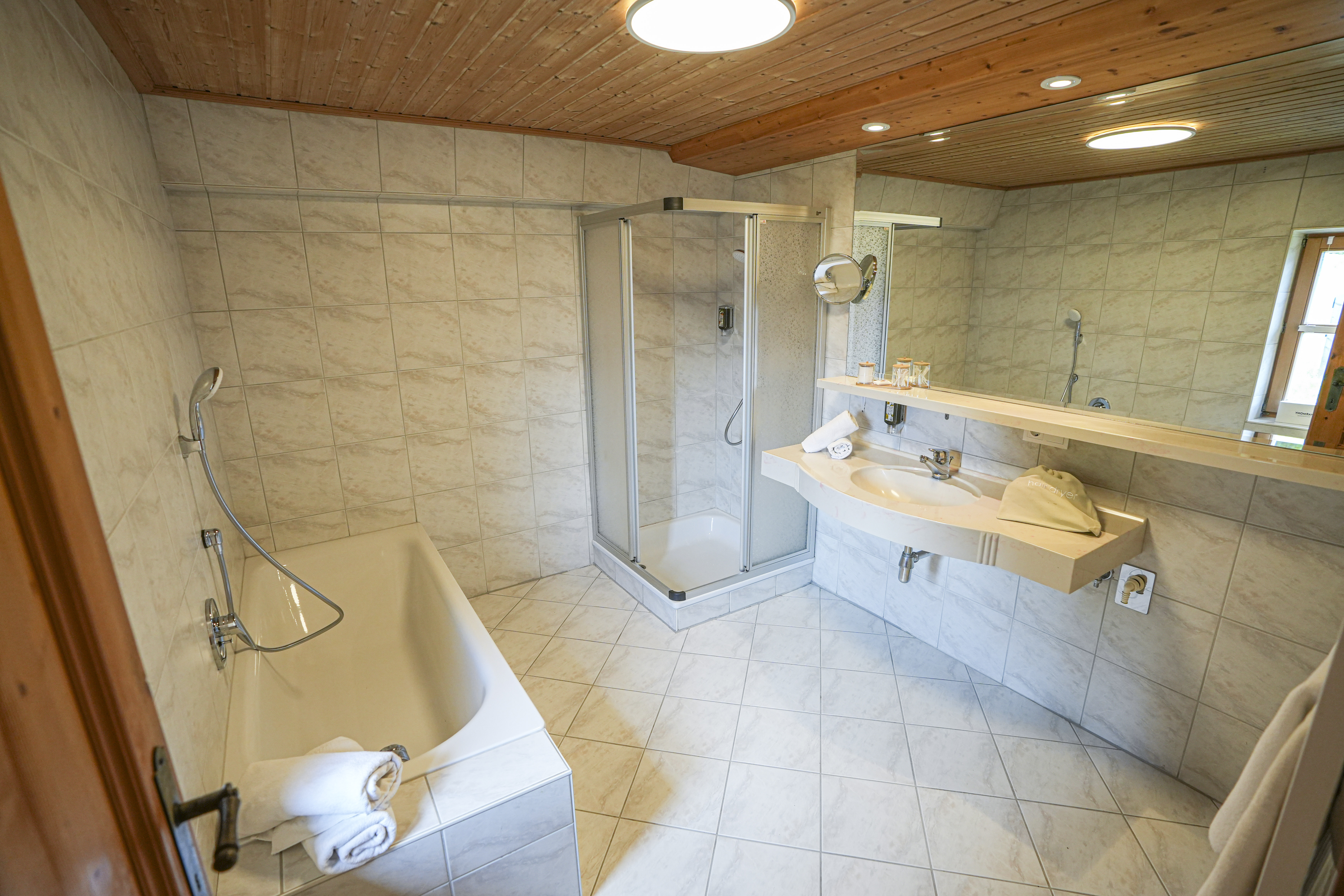 Chalet: Badezimmer 2 – im 1. Stock mit Dusche und Badewanne - Beim Rauter – Emberger Alm - Innen