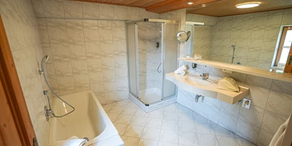 Hüttendorf - Chaletgröße: 8 - 10 Personen - Badezimmer 2 – im 1. Stock mit Dusche und Badewanne - Beim Rauter – Emberger Alm