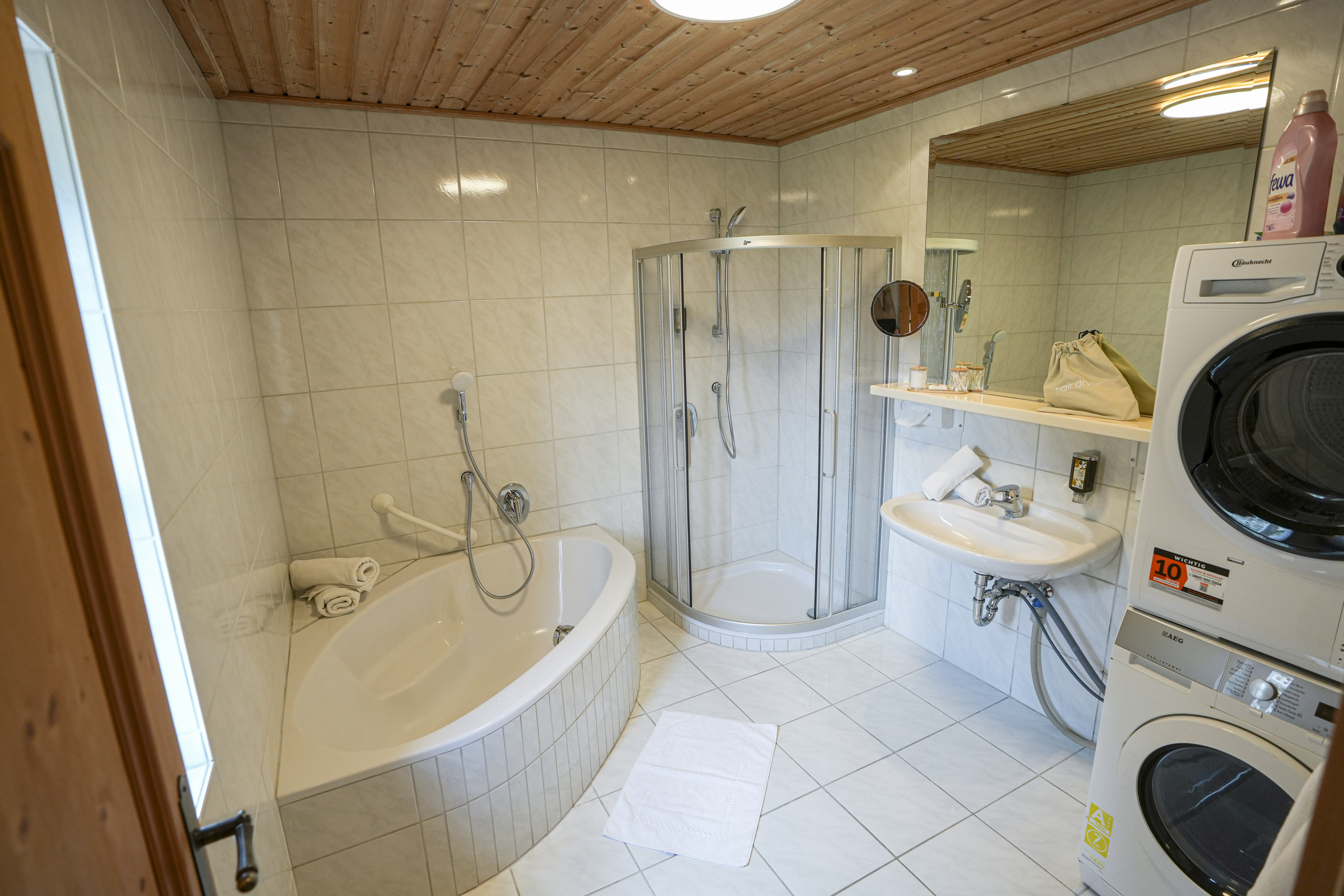 Chalet: Badezimmer 1 – mit Dusche, Badewanne, Waschbecken, Spiegel, Kosmetikspiegel, Haartrockner, Waschmaschine und Wäschetrockner - Beim Rauter – Emberger Alm - Innen