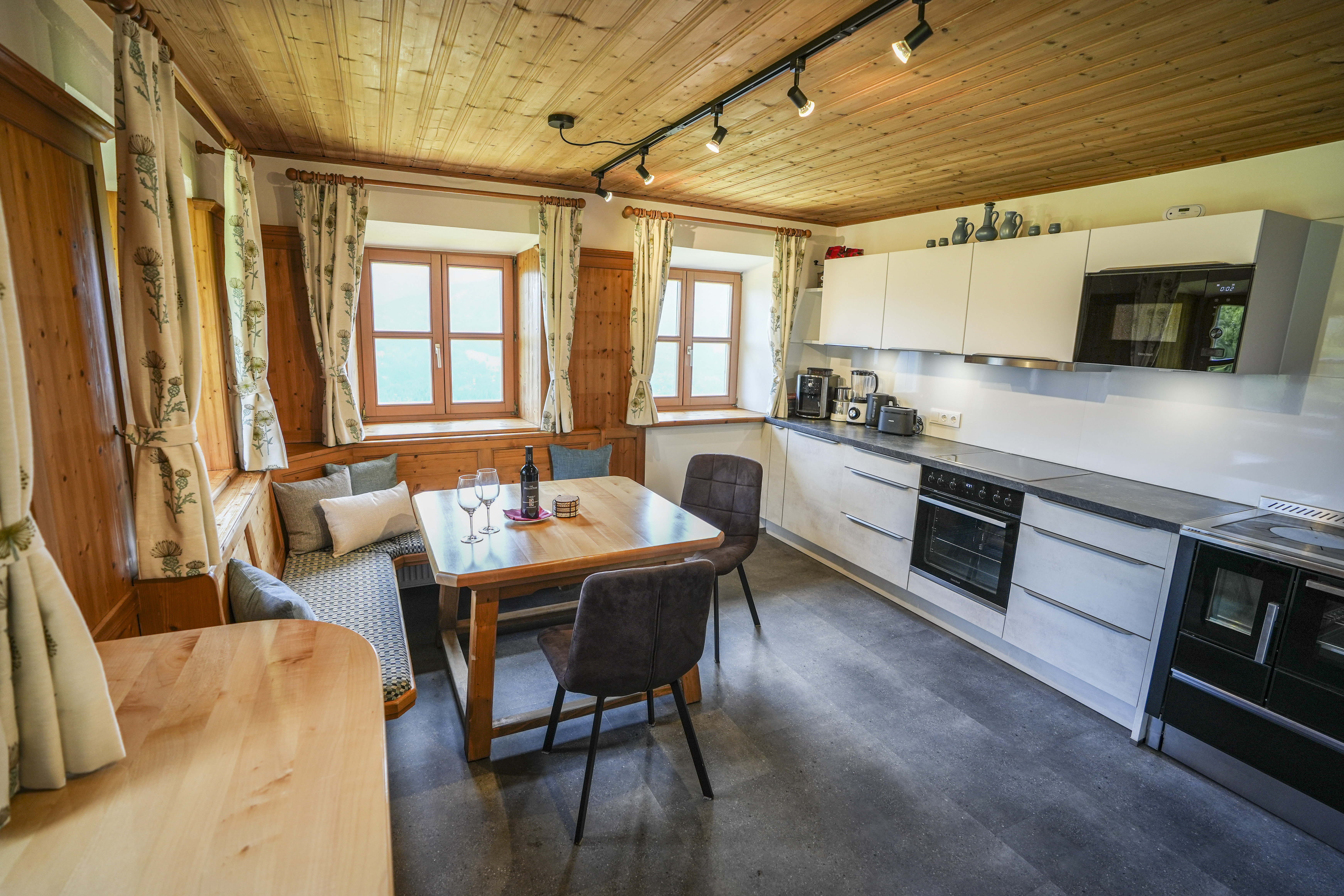 Chalet: Küche mit Essbereich im Erdgeschoss - Beim Rauter – Emberger Alm - Essen | Trinken, Innen