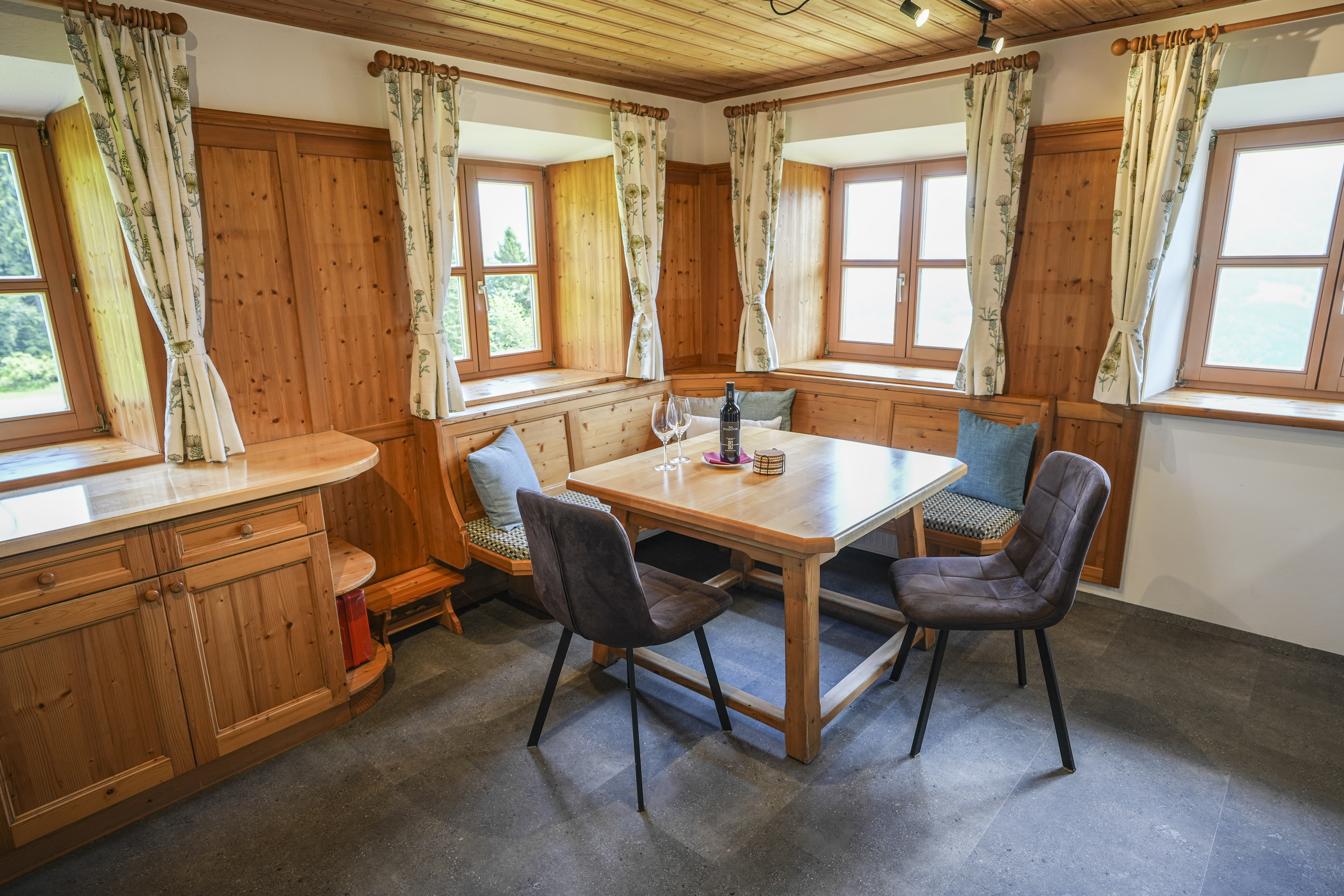 Chalet: Essbereich in der Küche im Erdgeschoss - Beim Rauter – Emberger Alm - Essen | Trinken, Innen