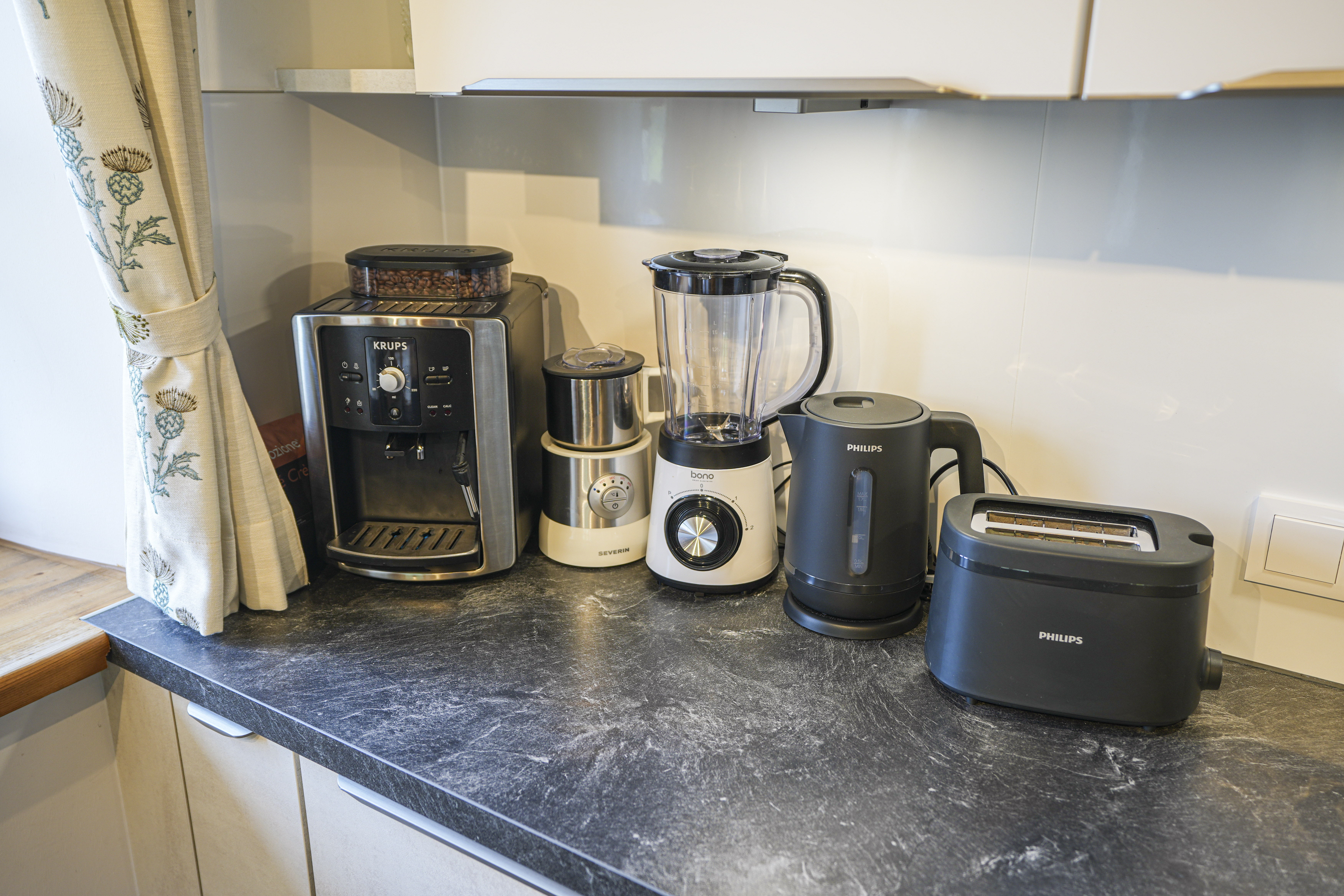 Chalet: Ausstattung Küche: Kaffeemaschine, Milchschäumer, Mixer, Wasserkocher und Toaster - Beim Rauter – Emberger Alm - Essen | Trinken, Innen