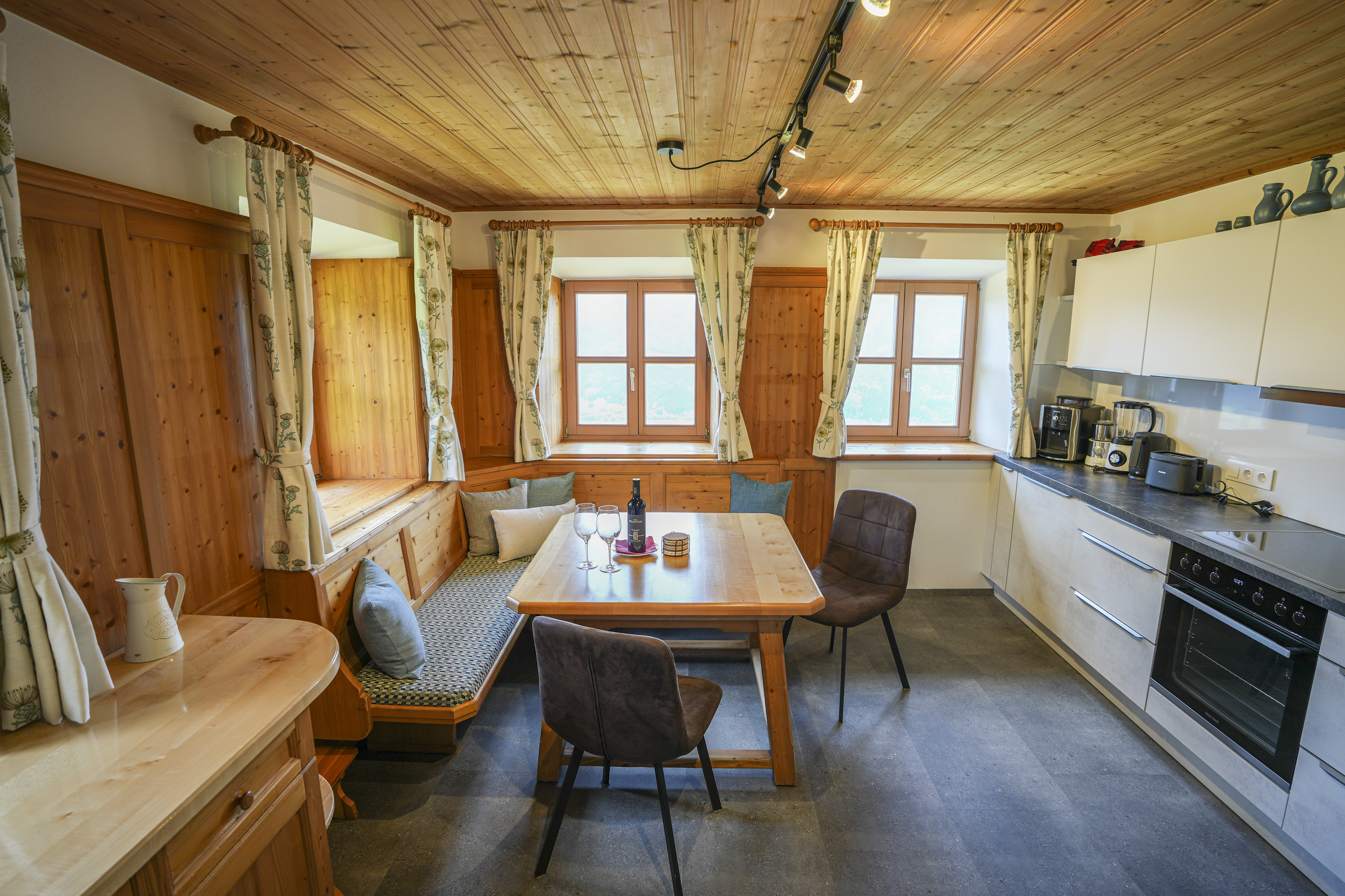 Hüttendorf - Chaletgröße: mehr als 10 Personen - Hohe Tauern - Essbereich und Küche im Erdgeschoss - Beim Rauter – Emberger Alm