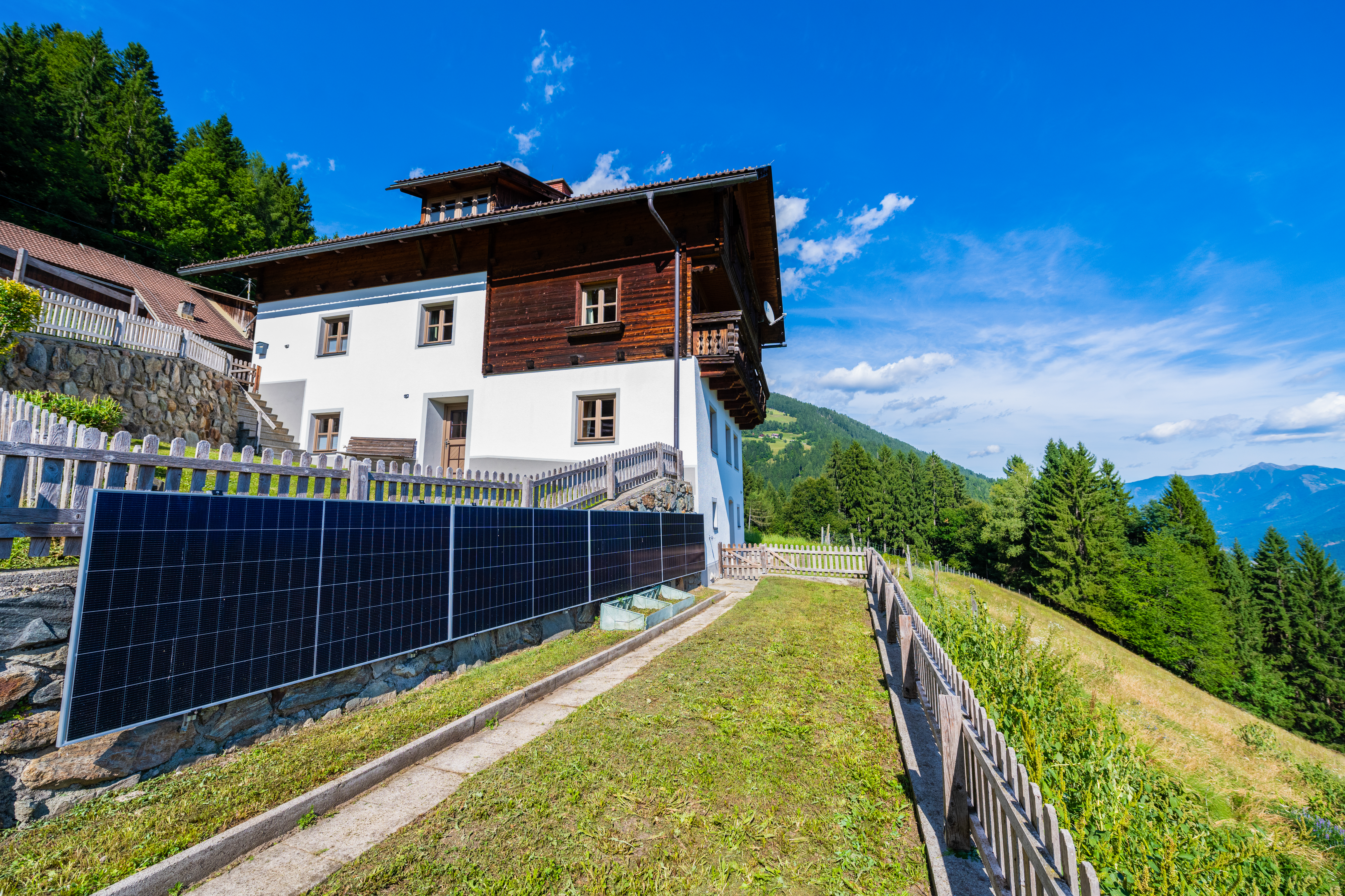 Chalet: Ferienhaus - Außenansicht mit PV-Anlage im Garten - Beim Rauter – Emberger Alm - Außen, Umgebung