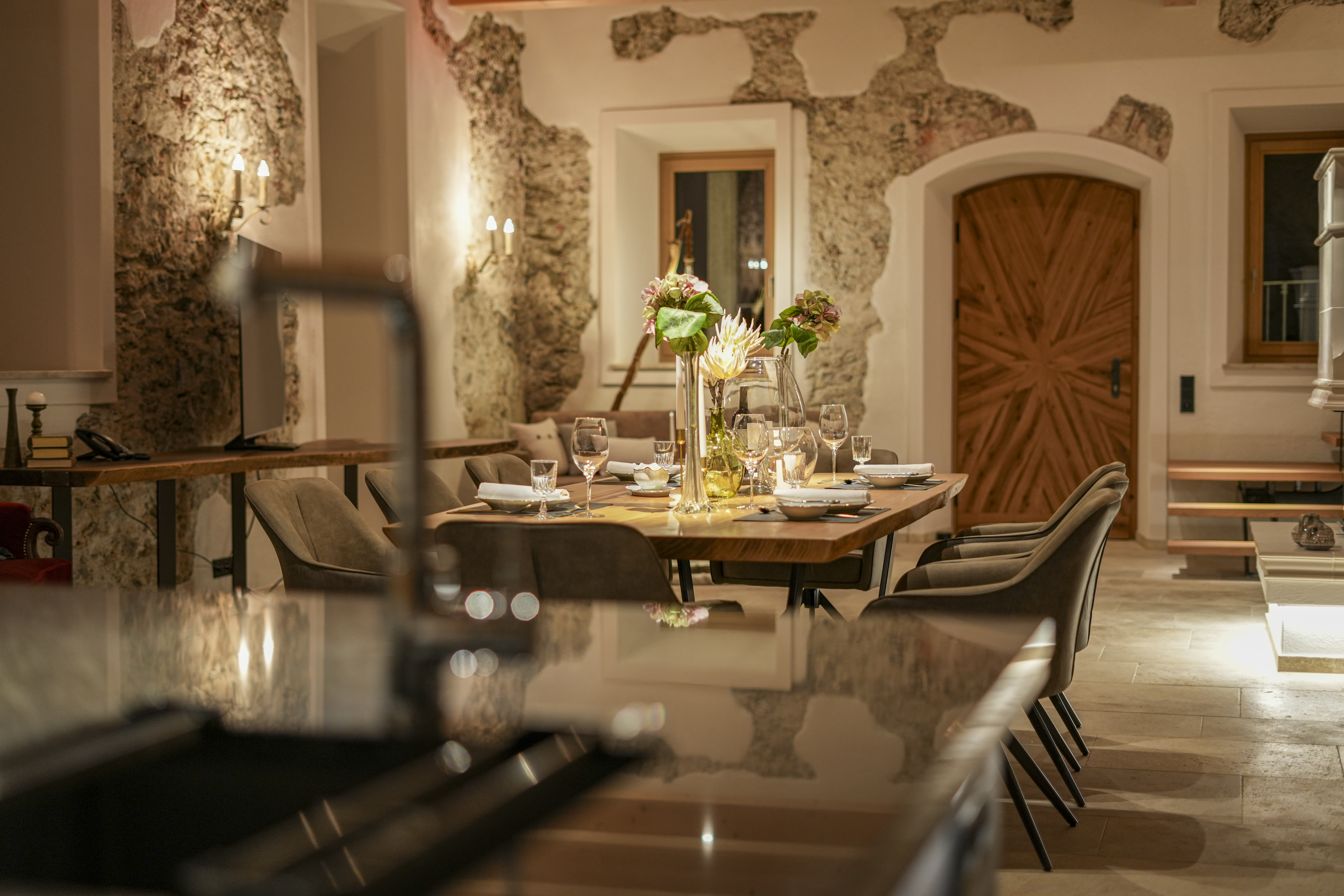 Chalet: Wohnzimmer mit Esstisch - Das Jakob – Historia in Otium - Essen | Trinken, Innen