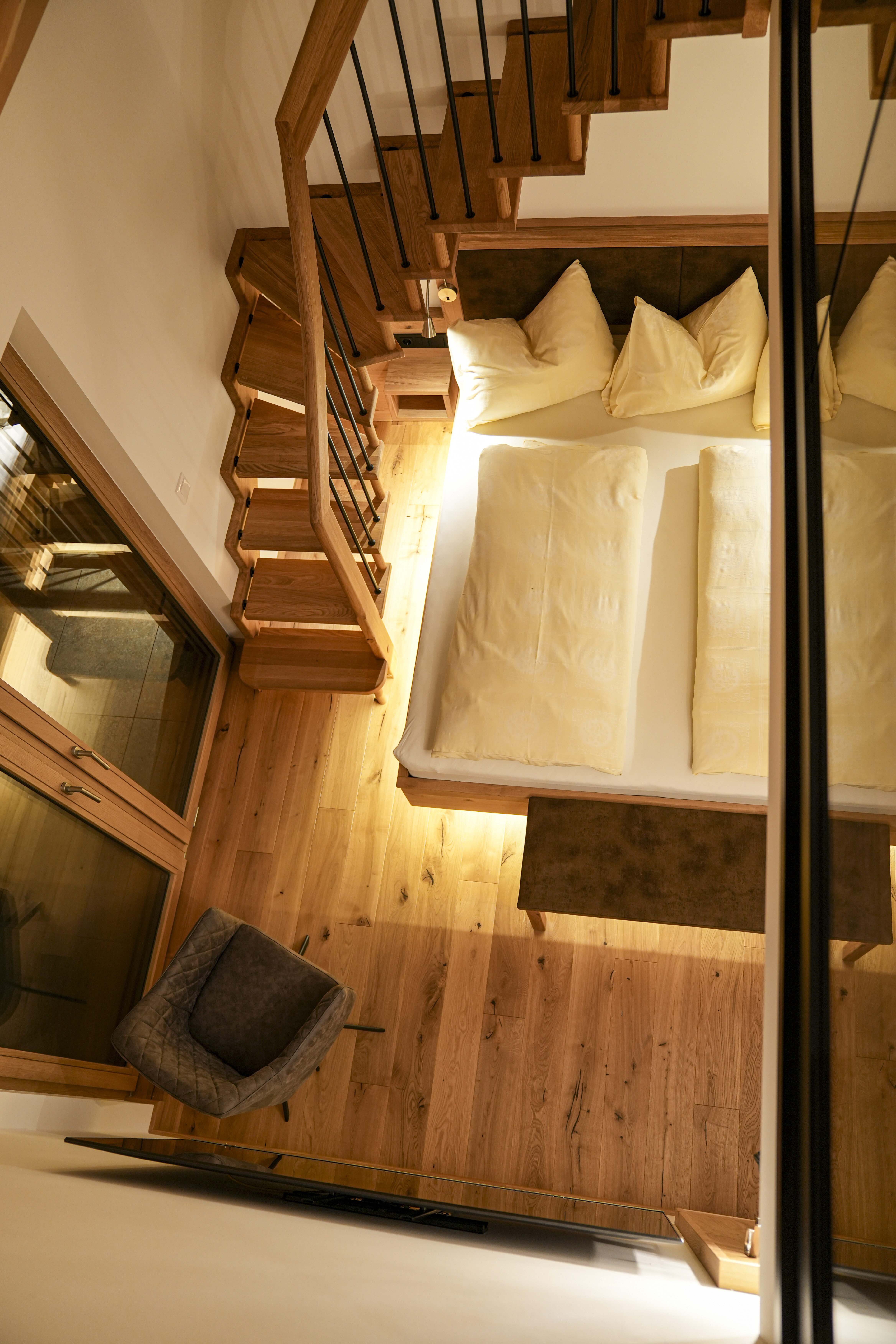 Chalet: Blick hinunter im Maisonette-Zimmer - Das Jakob – Historia in Otium - Innen