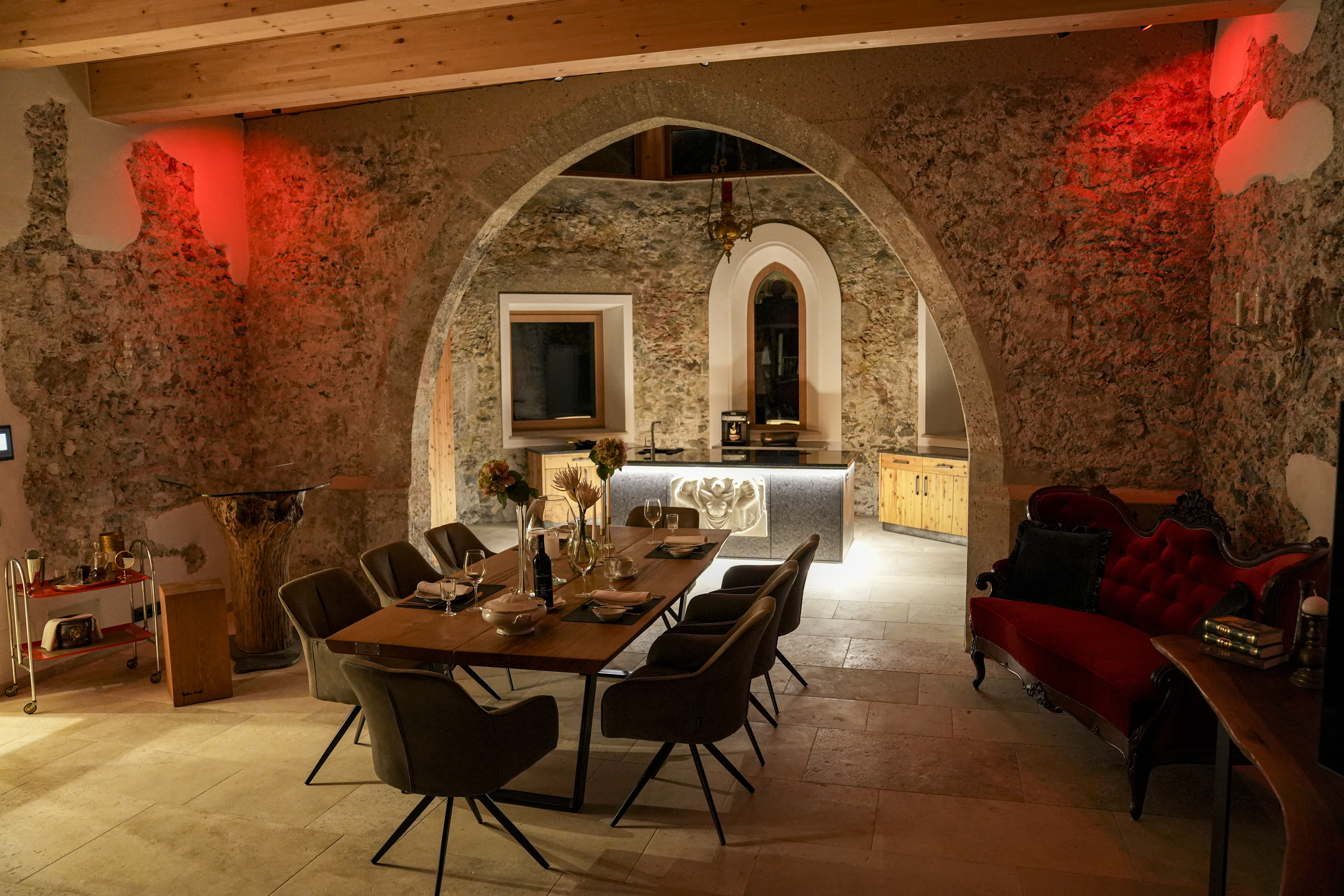 Chalet: Farbstimmung im Erdgeschoss am Abend - Das Jakob – Historia in Otium - Essen | Trinken, Innen