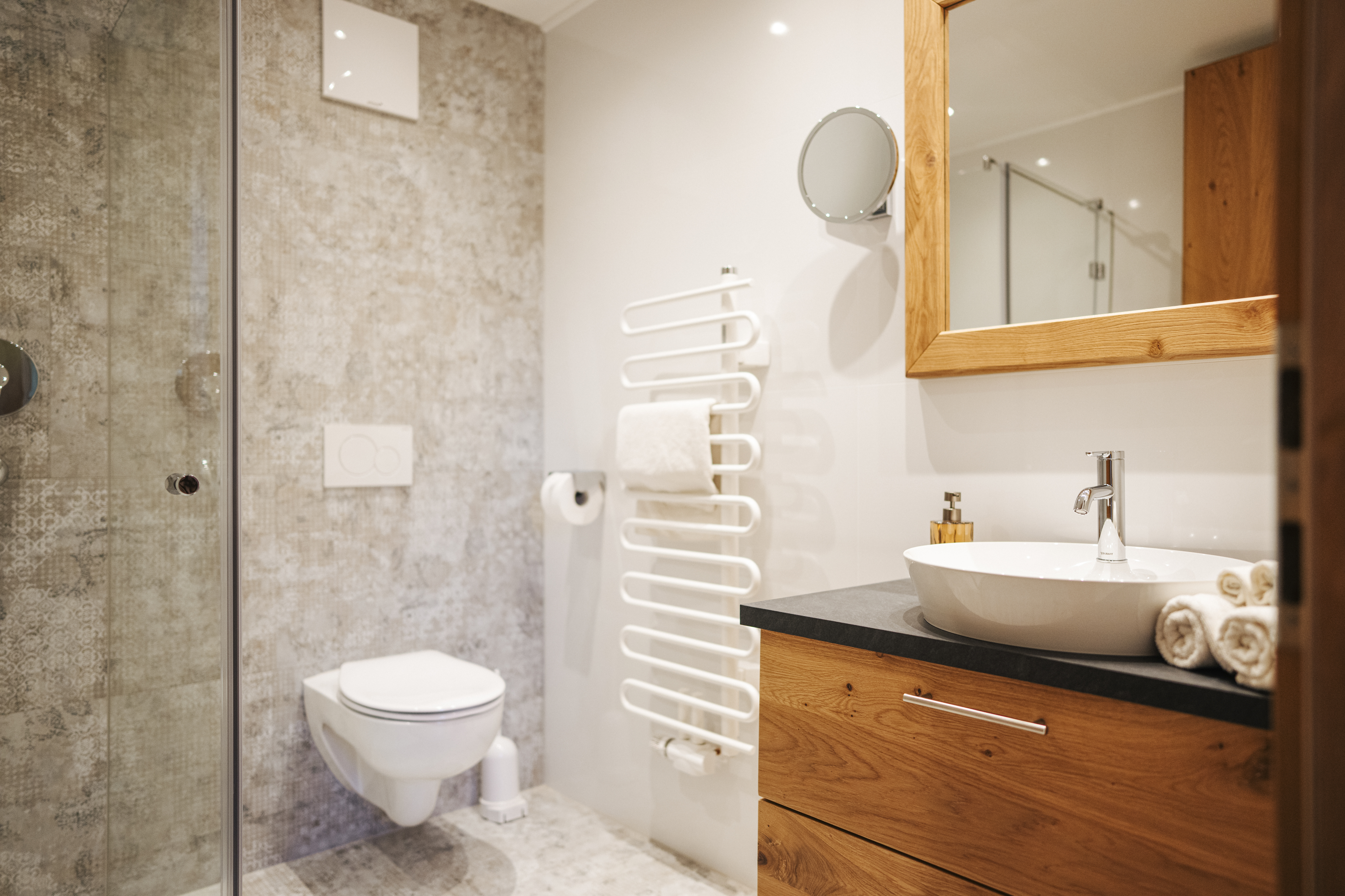Chalet: Badezimmer Maisonette mit Dusche - Das Jakob – Historia in Otium - Innen, Wellness | Entspannen