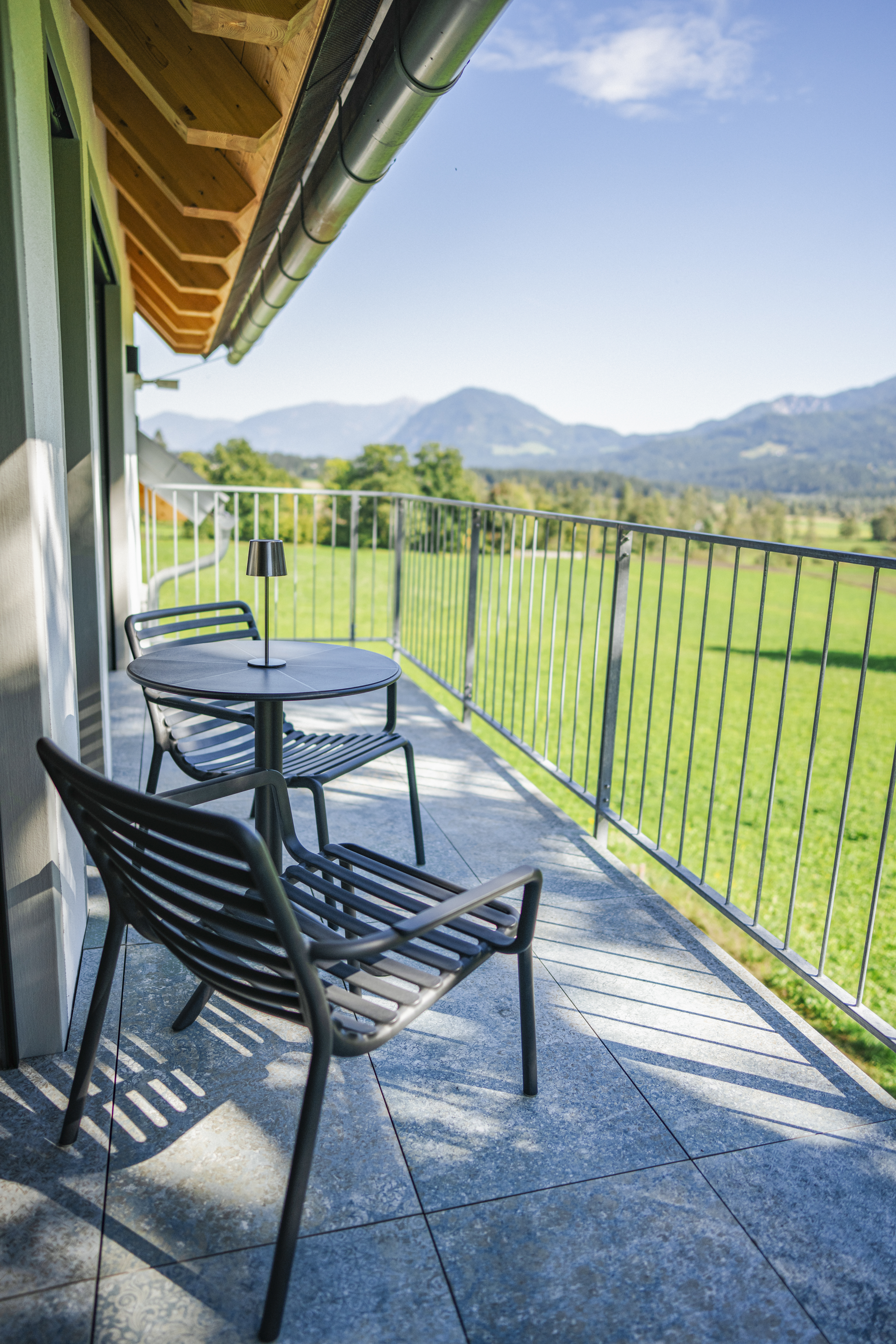 Chalet: Balkon mit Blick ins Tal auf das Berger Moos - Das Jakob – Historia in Otium - Außen, Umgebung, Wellness | Entspannen