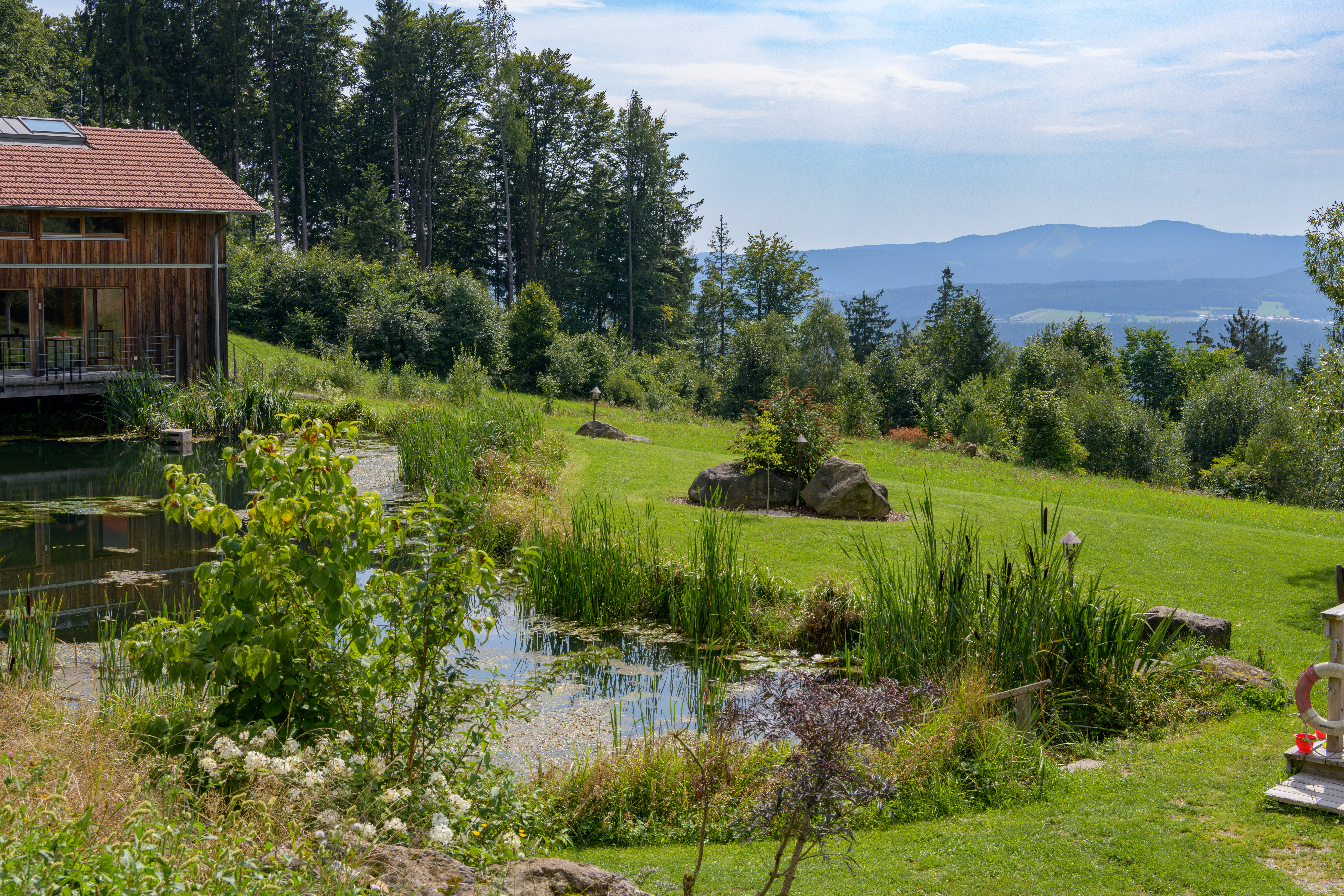 Chalet: Weiher und Atelierhaus  - GutsAlm Harlachberg - Außen, Umgebung