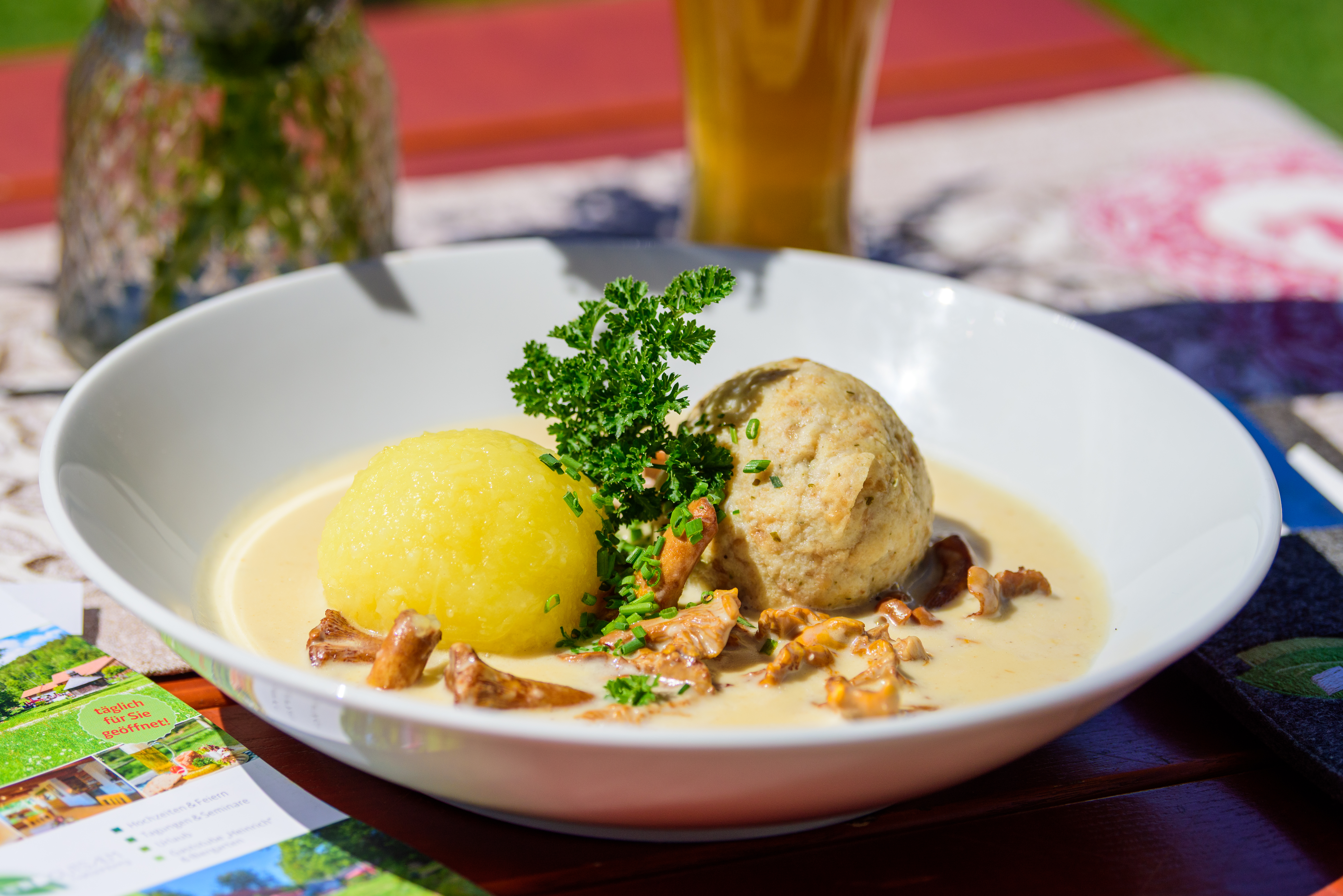 Chalet: Zweierlei Knödel auf Rahmpfifferlingen - GutsAlm Harlachberg - Essen | Trinken