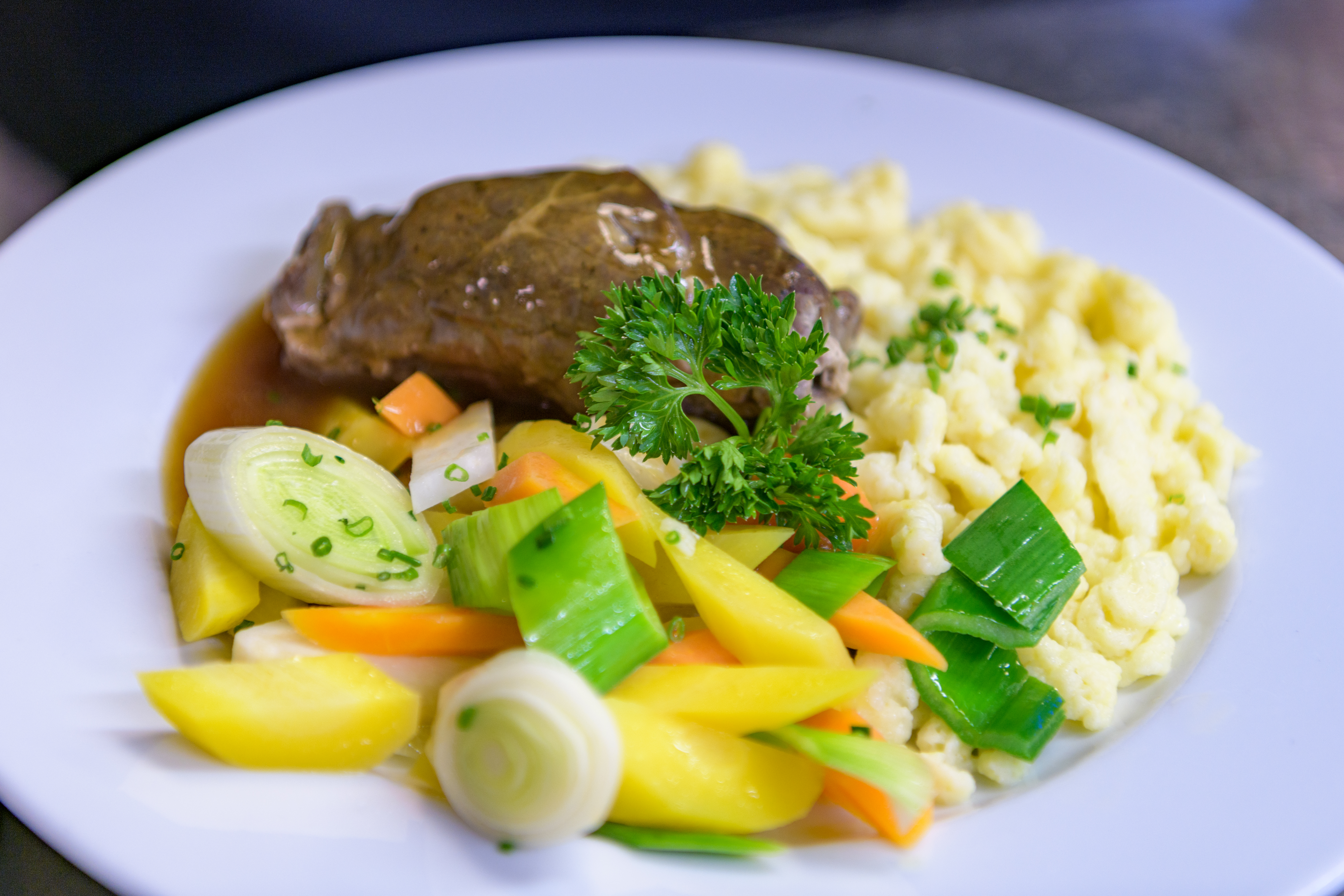 Chalet: Braten mit Spätzle und Gemüse - GutsAlm Harlachberg - Essen | Trinken