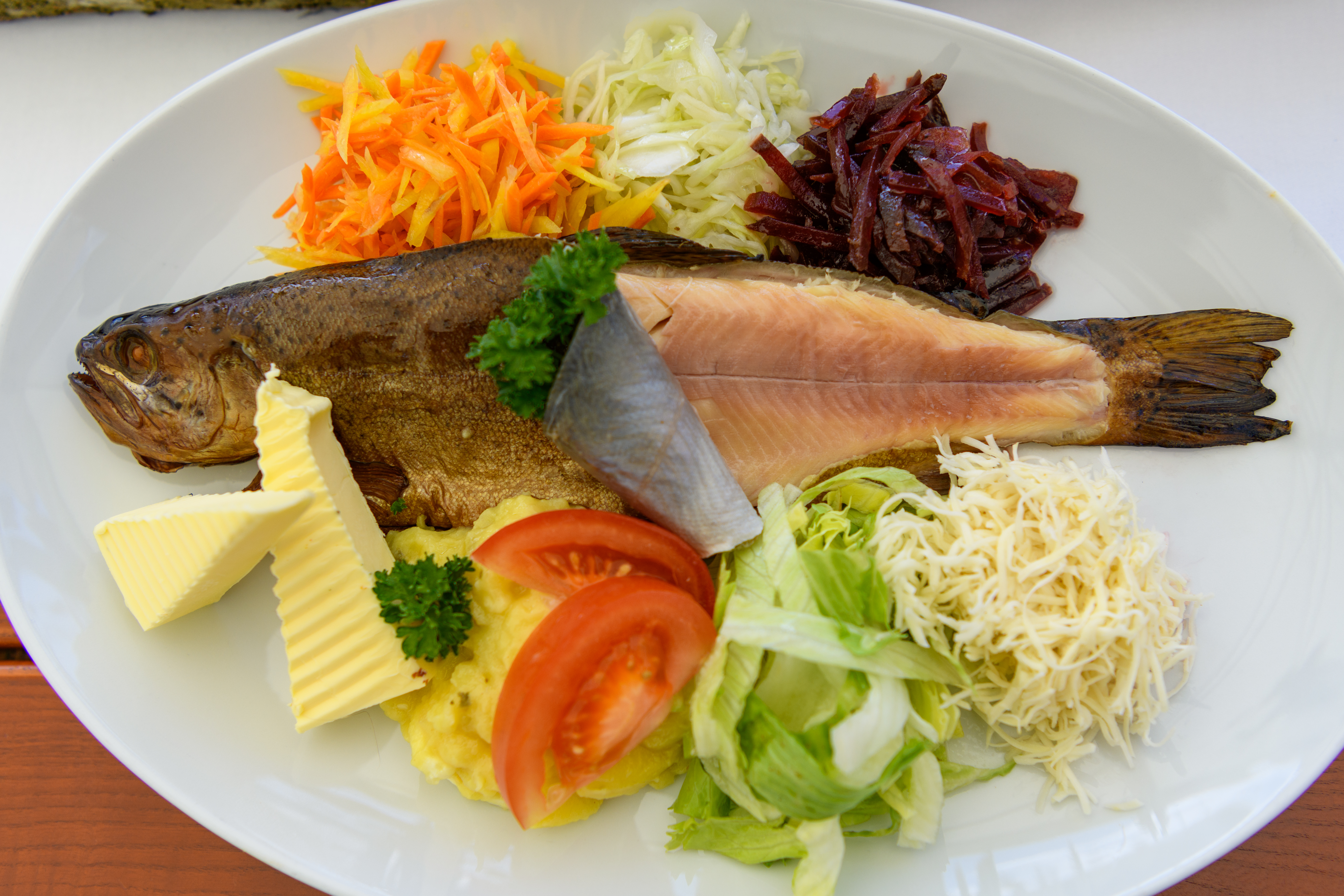 Chalet: Geräucherte Bayerwald Forelle - GutsAlm Harlachberg - Essen | Trinken