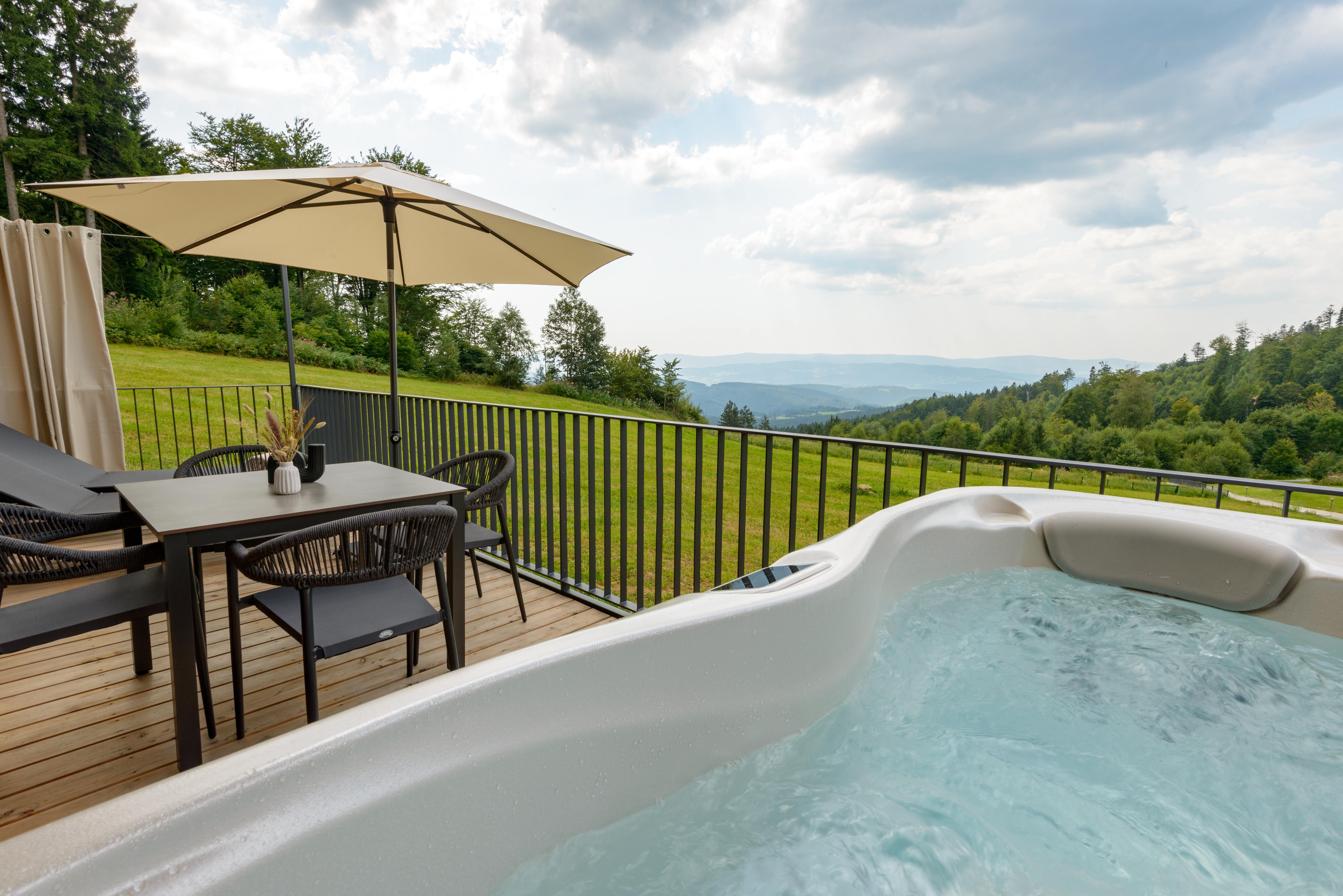 Chalet: Whirlpool auf Waldschlafhäusl Balkon mit Ausblick ins Tal - GutsAlm Harlachberg - Außen, Innen, Wellness | Entspannen