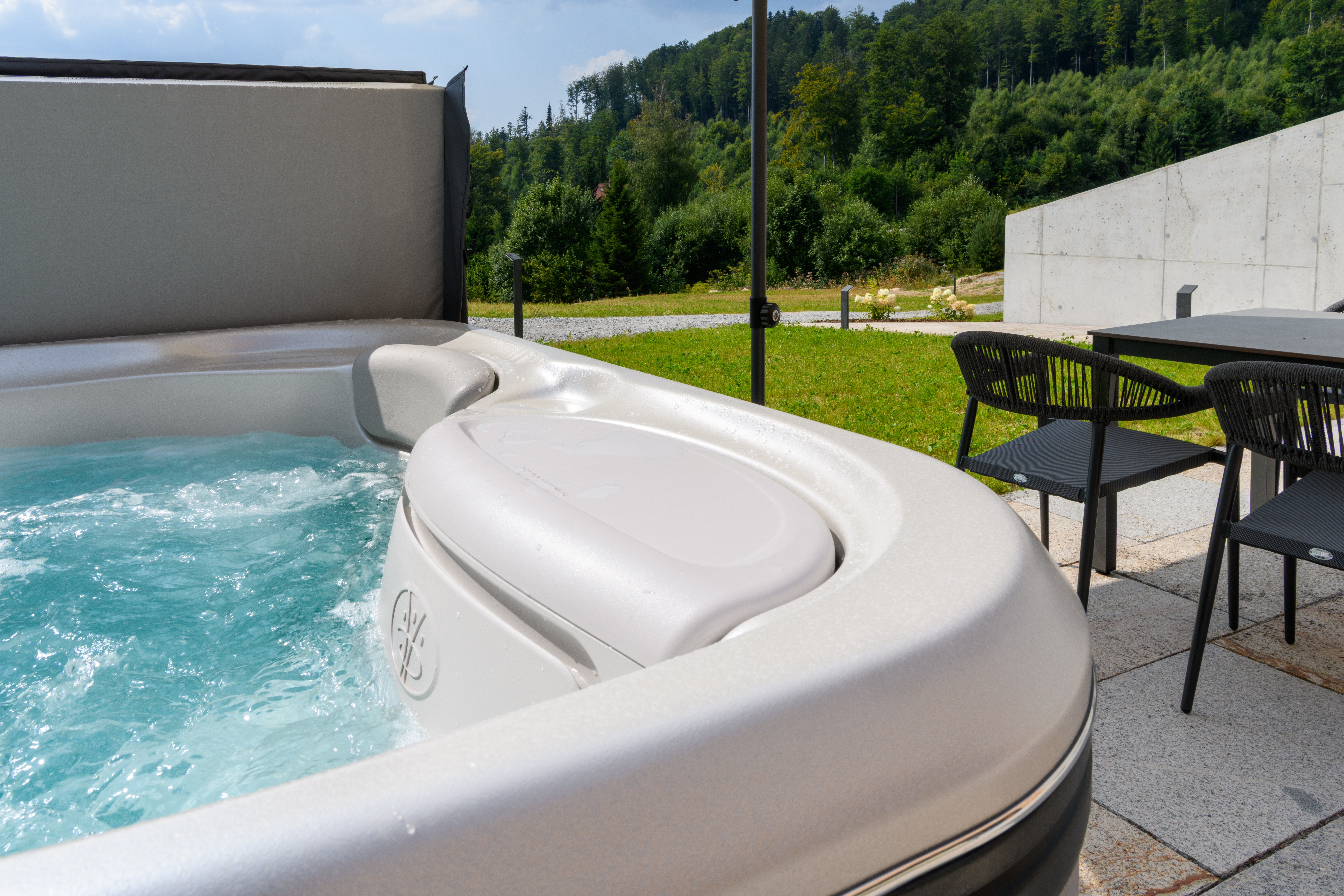 Chalet: Ausblick Erdhaus Terrasse - GutsAlm Harlachberg - Außen, Umgebung, Wellness | Entspannen