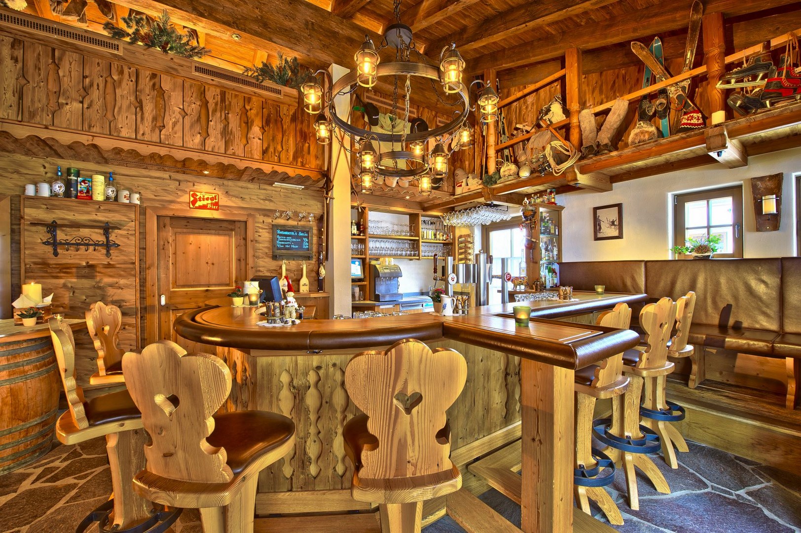 Chalet: Dorfbar Ratschkathl - Alpendorf Anno Dazumal - Essen | Trinken, Innen