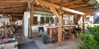 Hüttendorf - Fügenberg - Aussenbar & Veranda Dorfbar Ratschkathl - Alpendorf Anno Dazumal