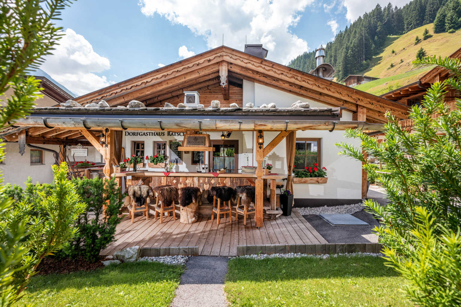 Chalet: Aussenbar Ratschkathl - Alpendorf Anno Dazumal - Außen, Essen | Trinken