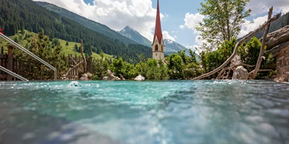 Hüttendorf - Fügenberg - Pool mit Bergblick - Alpendorf Anno Dazumal