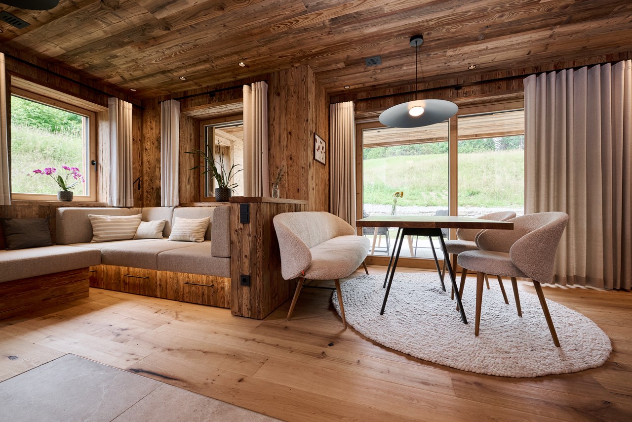 5-Sterne Luxus Ziegelberg Chalets  Hütten im Detail Wohn- und Essbereich "Chalet Waldblick"