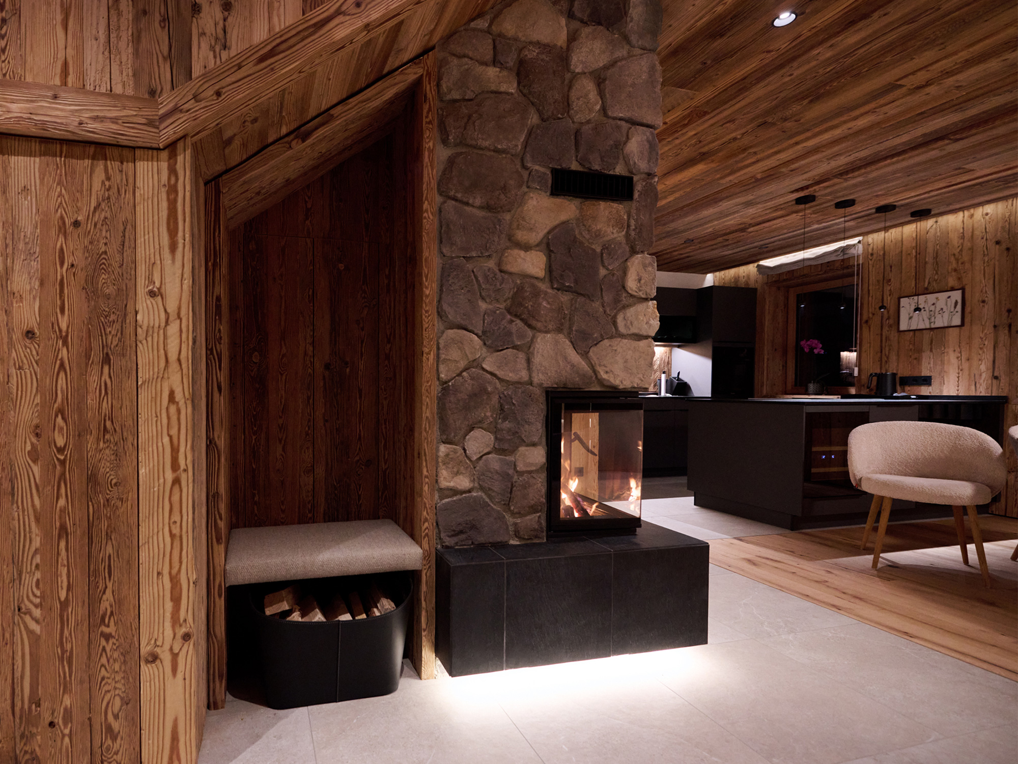 Chalet: Feuerholz für Kamin - 5-Sterne Luxus Ziegelberg Chalets  - Innen