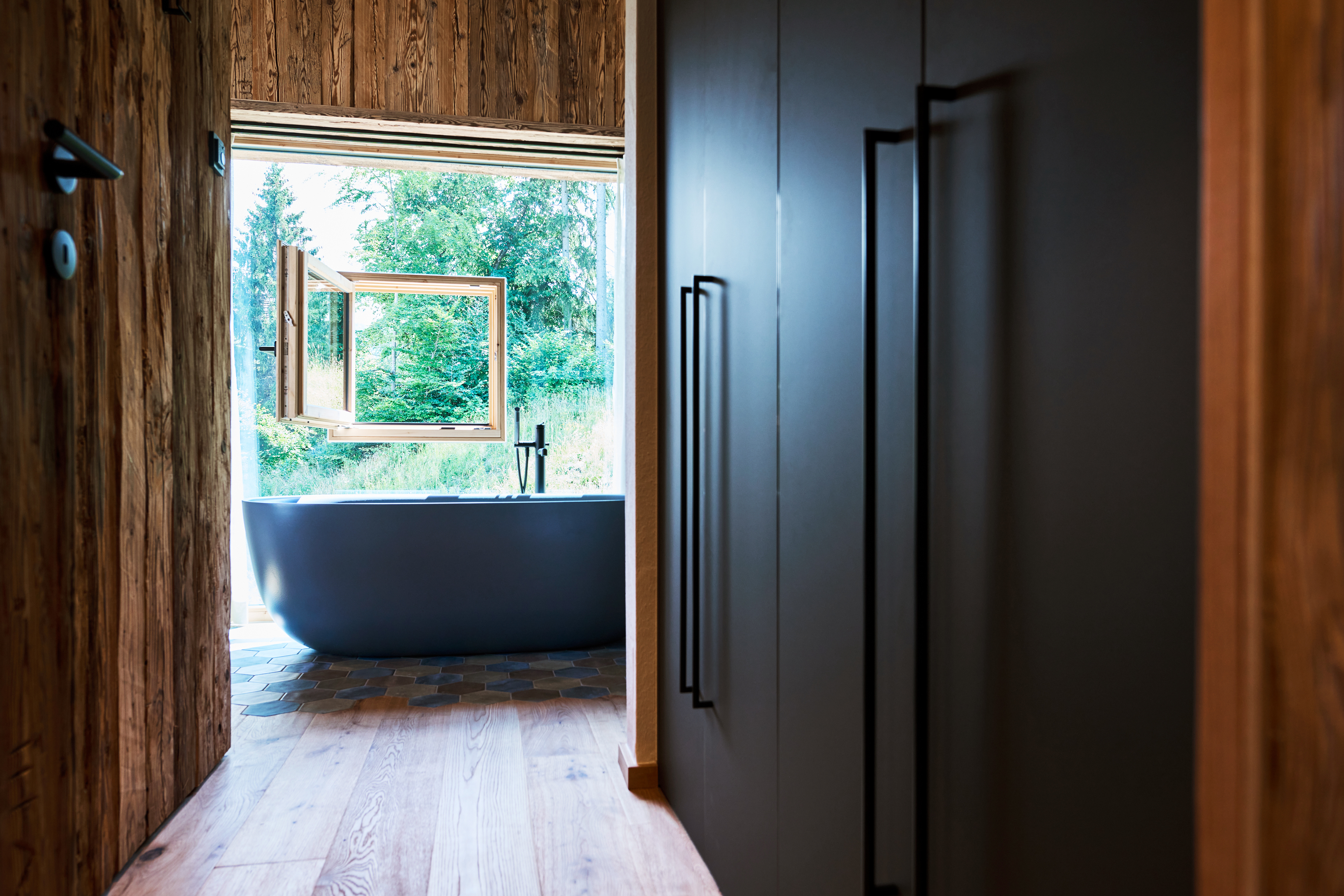 Chalet: Großer Schrank auf dem Weg zum Bad - 5-Sterne Luxus Ziegelberg Chalets  - Innen, Wellness | Entspannen