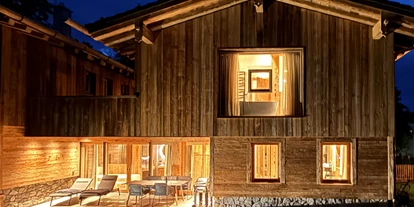 Hüttendorf - Parkplatz direkt an der Hütte - Abendstimmung - Luxus Chalet Schlossblick