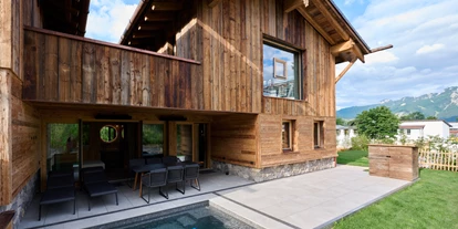 Hüttendorf - Parkplatz direkt an der Hütte - Chalet mit privatem Pool, Terrasse und Garten - Luxus Chalet Schlossblick